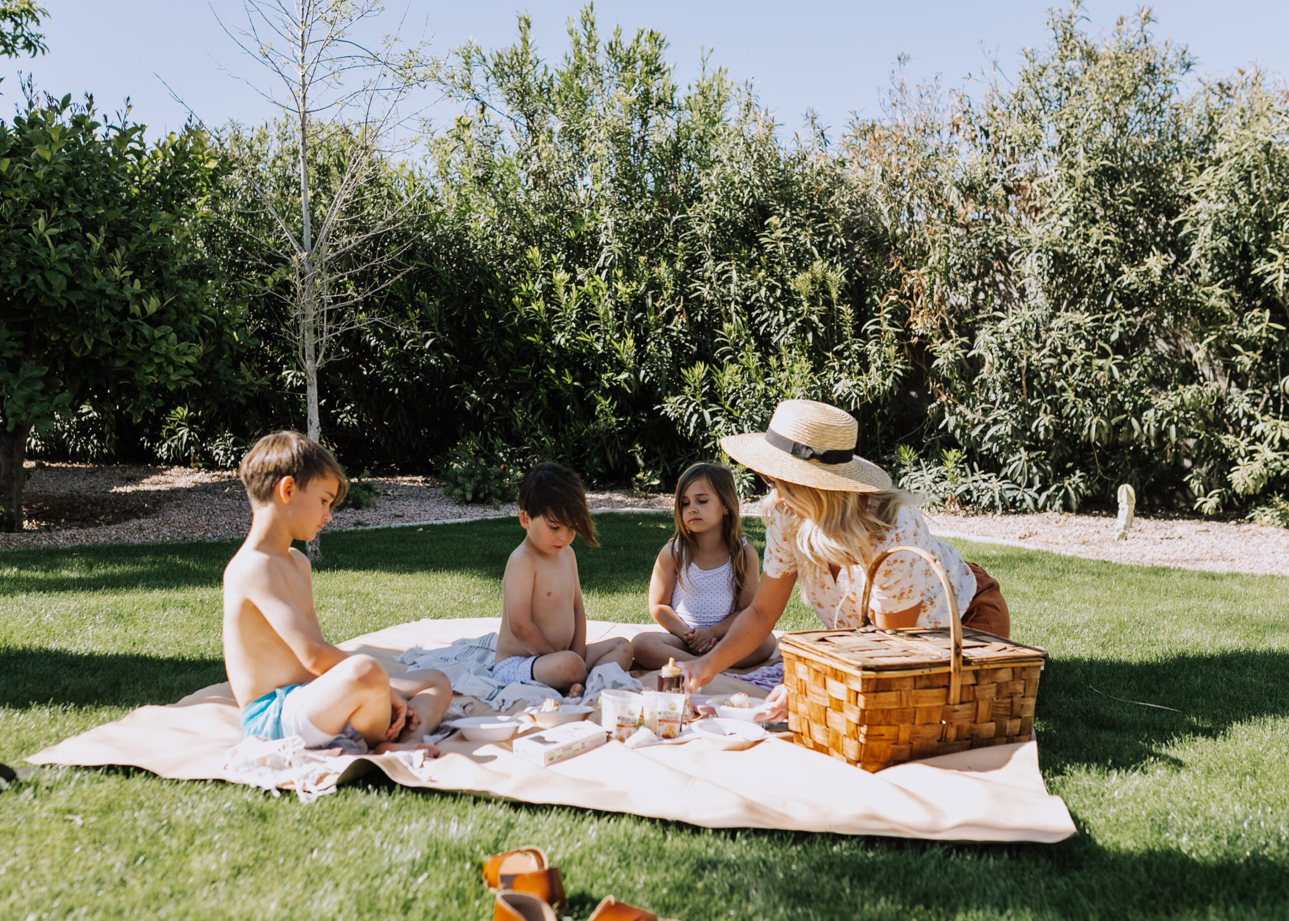 serving up our gluten and dairy free sundaes in the backyard! #theldlhome #sundayfunday #icecreamsundaes