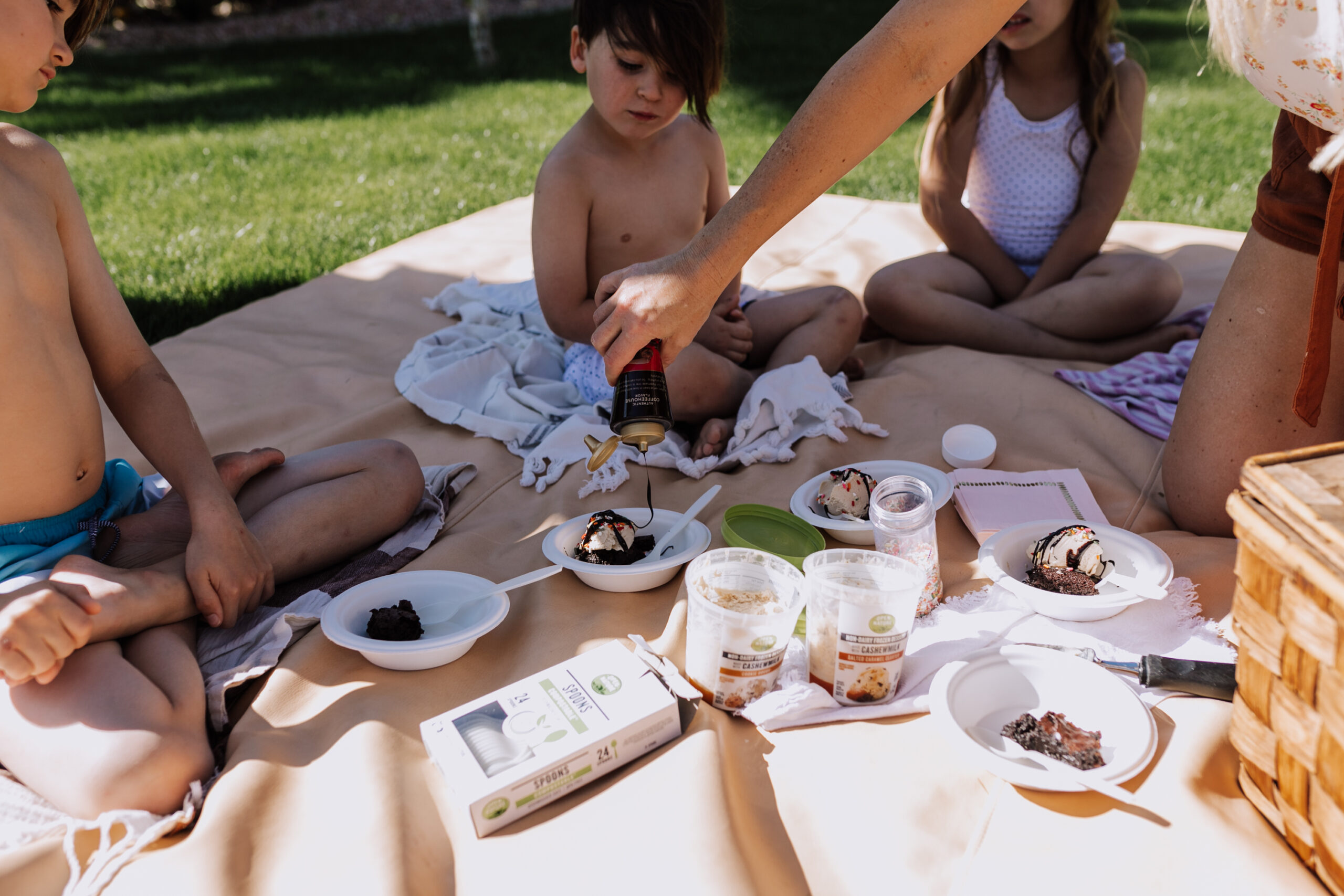 serving up gluten and dairy free sundaes in our backyard. #sundaesonsuday #backyardpicnic #icecreamsundaes