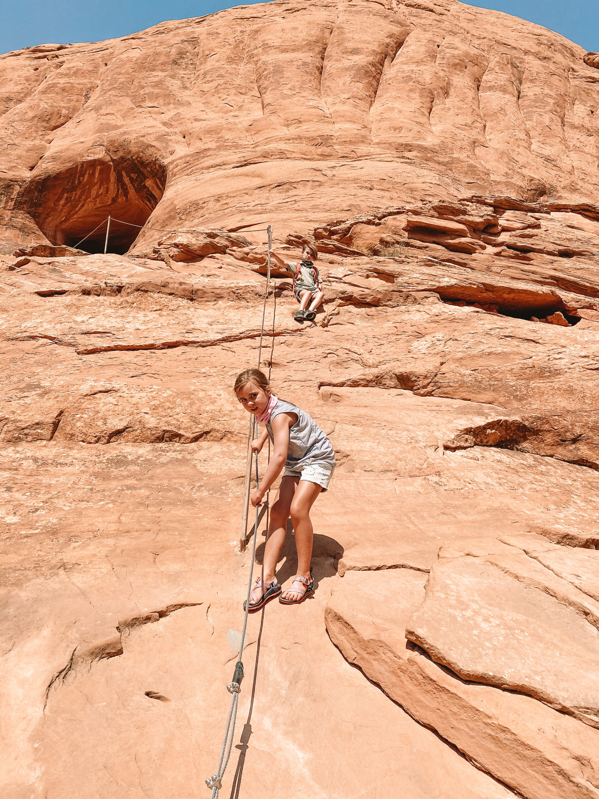 hiking Corona Arch in Moab, Utah. #theldltravels #travelwithkids #getoutside