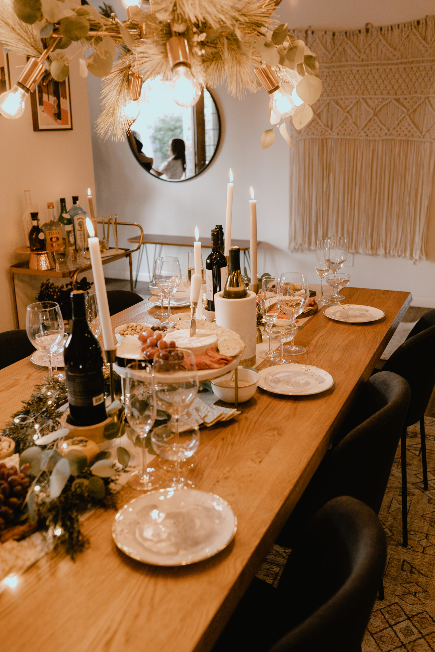 the table is set and ready for our guests to arrive! #happyholidays #holidayparty #christmasparty #holidayhome