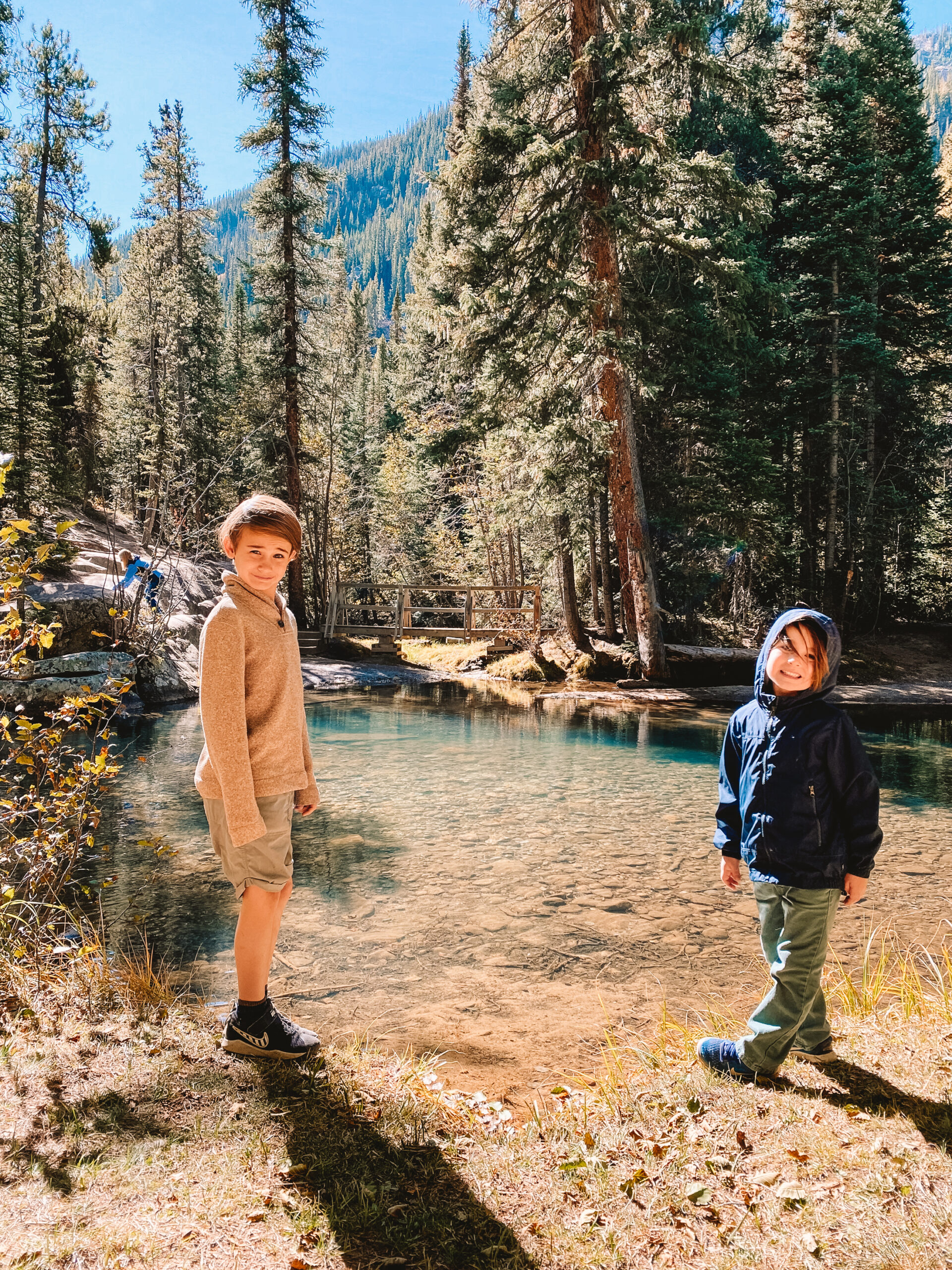 finding fall in colorado with hike to the grottos. #thdldtravels #outdoorfamilies #gethoutside