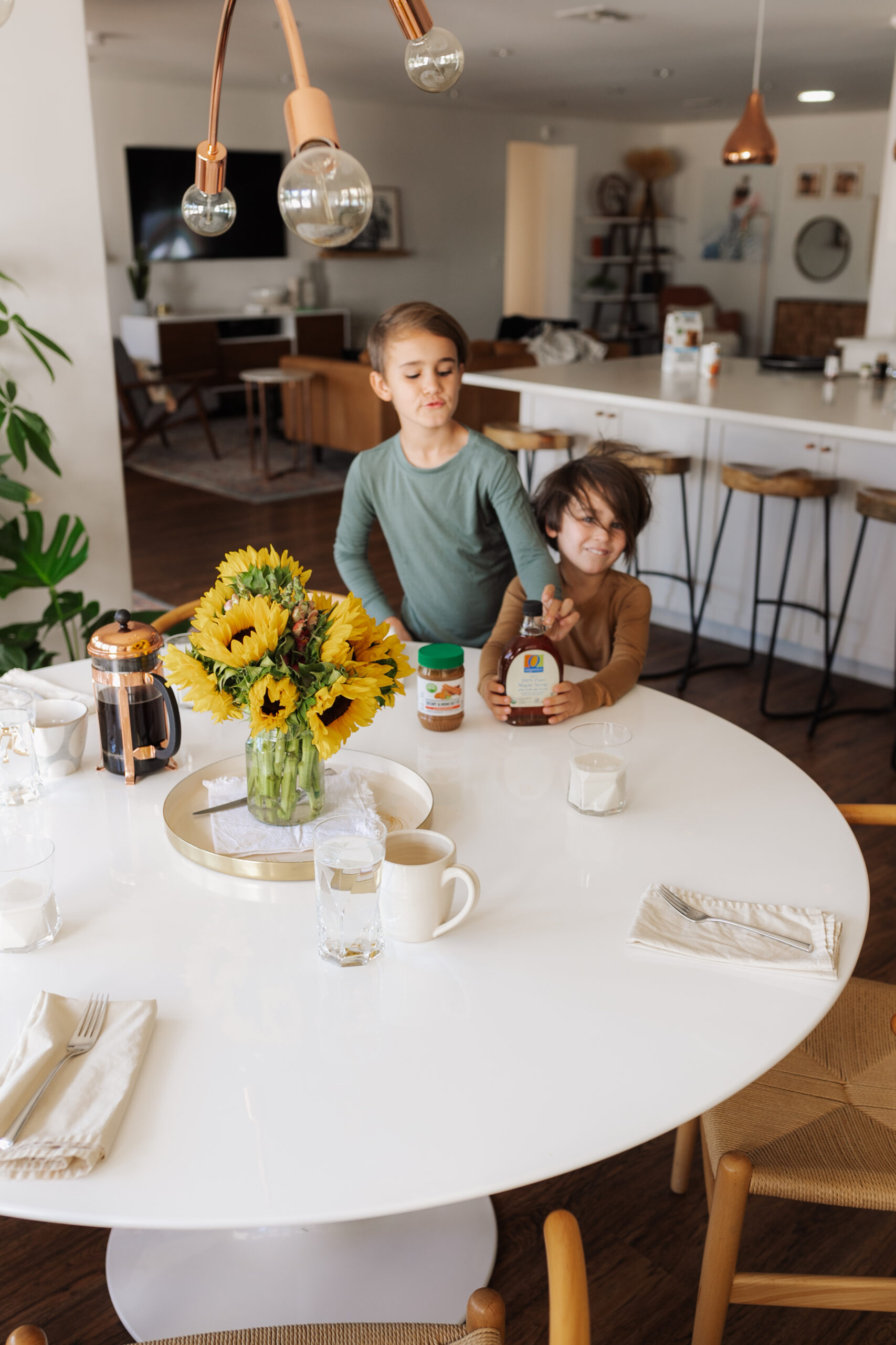 my boys helping to set our sunday brunch family table #sundaybrunch #familybreakfast #pumpkinspicepancakes 