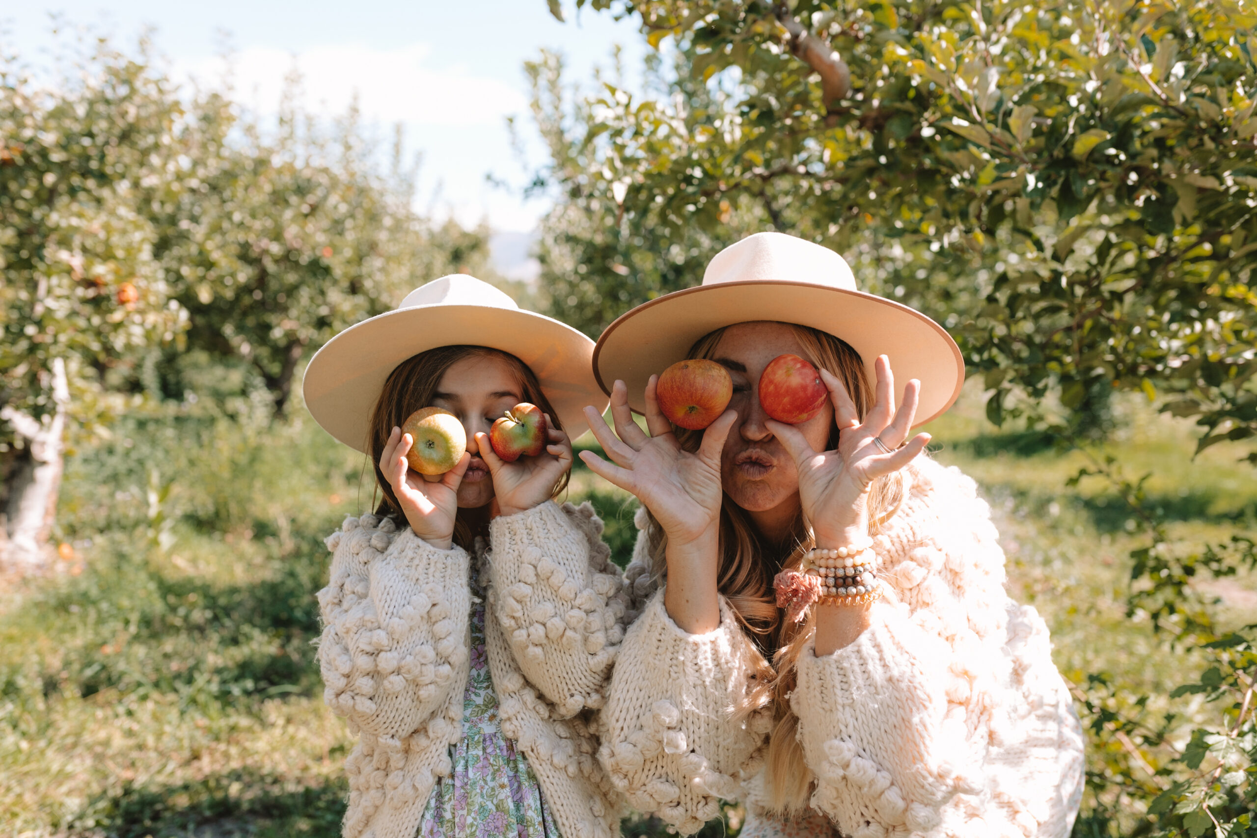 apple love in the apple orchard while apple picking #thelovedesignedlife #fallfun #applepicking 