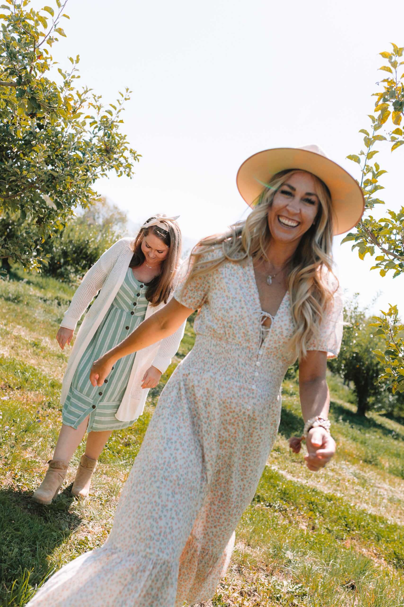 finding fall: road trip edition. stomping through the apple orchard with my sister! #thelovedesignedlife #theldltravels #fallincolorado