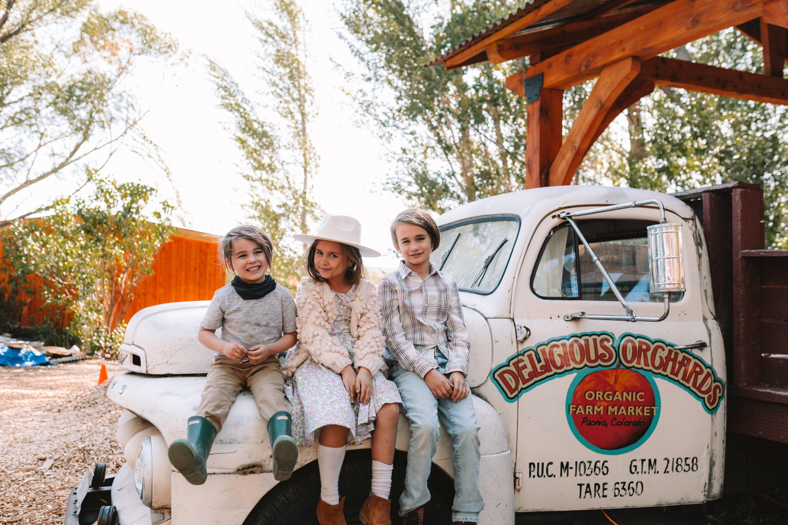 such a fun family day at the apple orchard. #theldltravels #travelwithkids #applepicking #fallfun