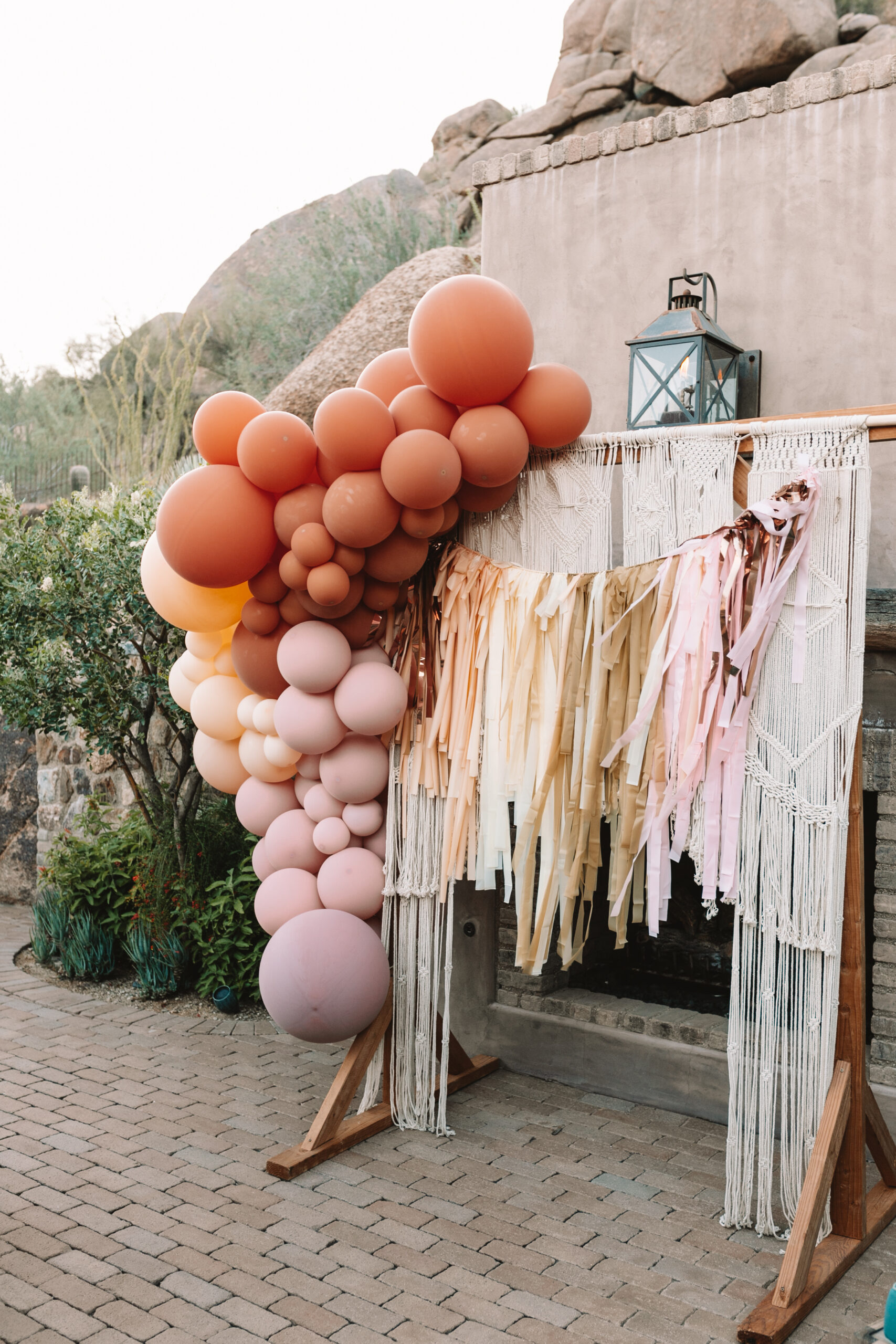 obsessed with how this photo backdrop game together! #partydecor #bohobabyshower #desertbabyshower #theldlparty #partiesandcelebrations #glamfete