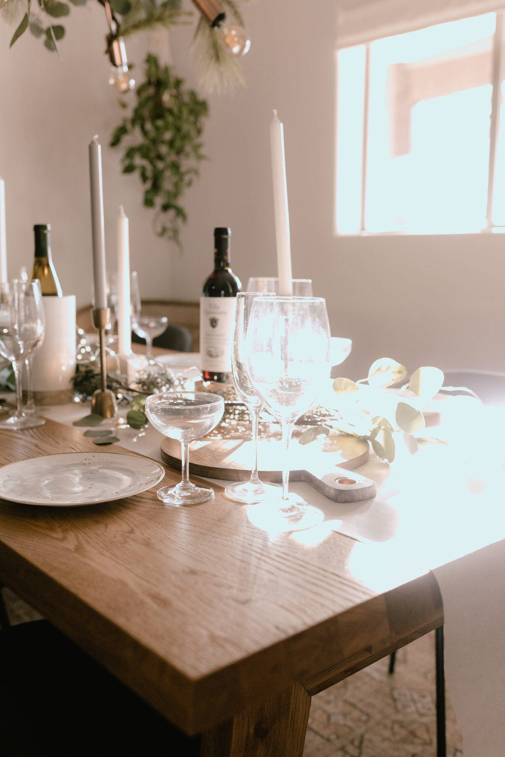 layer in parchment paper, cutting boards, greenery, and twinkle lights for a festive feel! #thelovedesignedlife #happyholidayhome #holidayhome #diningroom