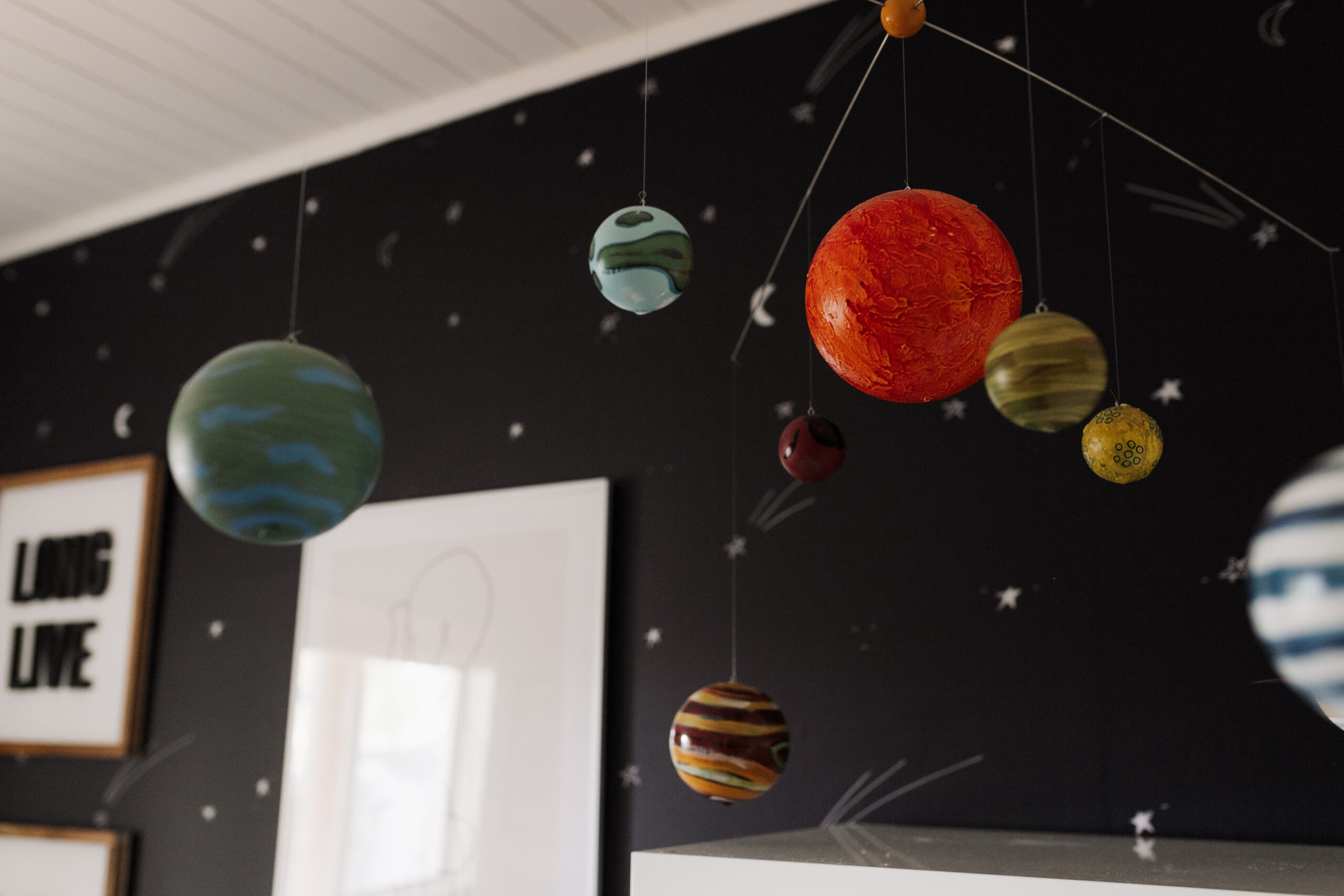 I love how this planet mobile adds to the space theme in this bedroom #theldlhome #spaceroom #toinfinityandbeyond