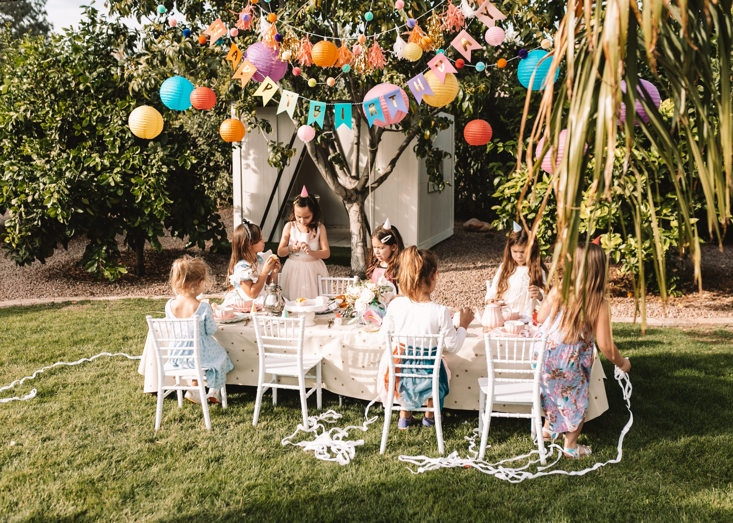 opening their surprise balls for this very merry unbirthday party! #thelovedesignedlife #birthdayparty #birthdaypartyideas