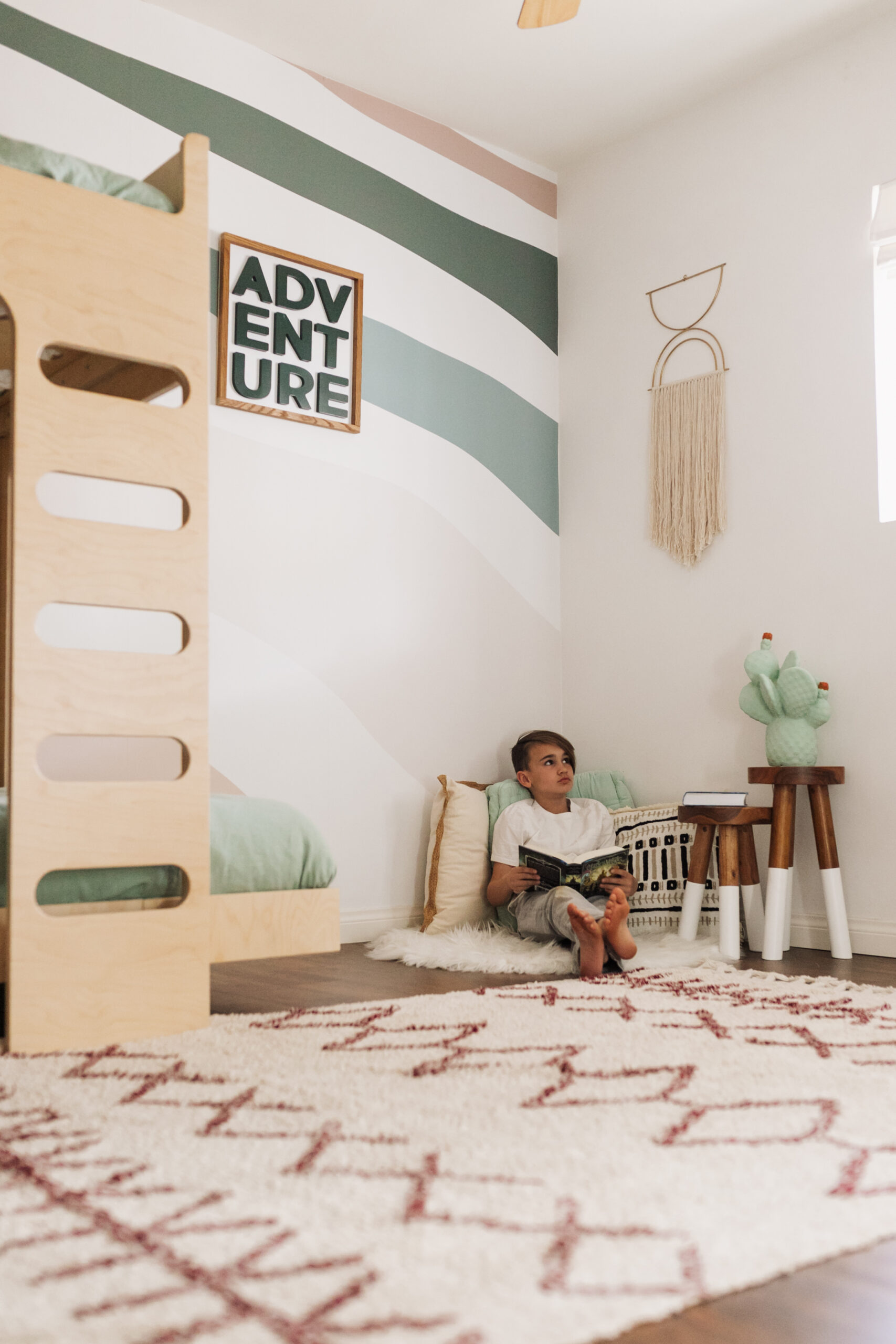 the perfect little reading nook in this big boy room refresh #thelovedesignedlife #homedesign #bigboyroom #readingnook