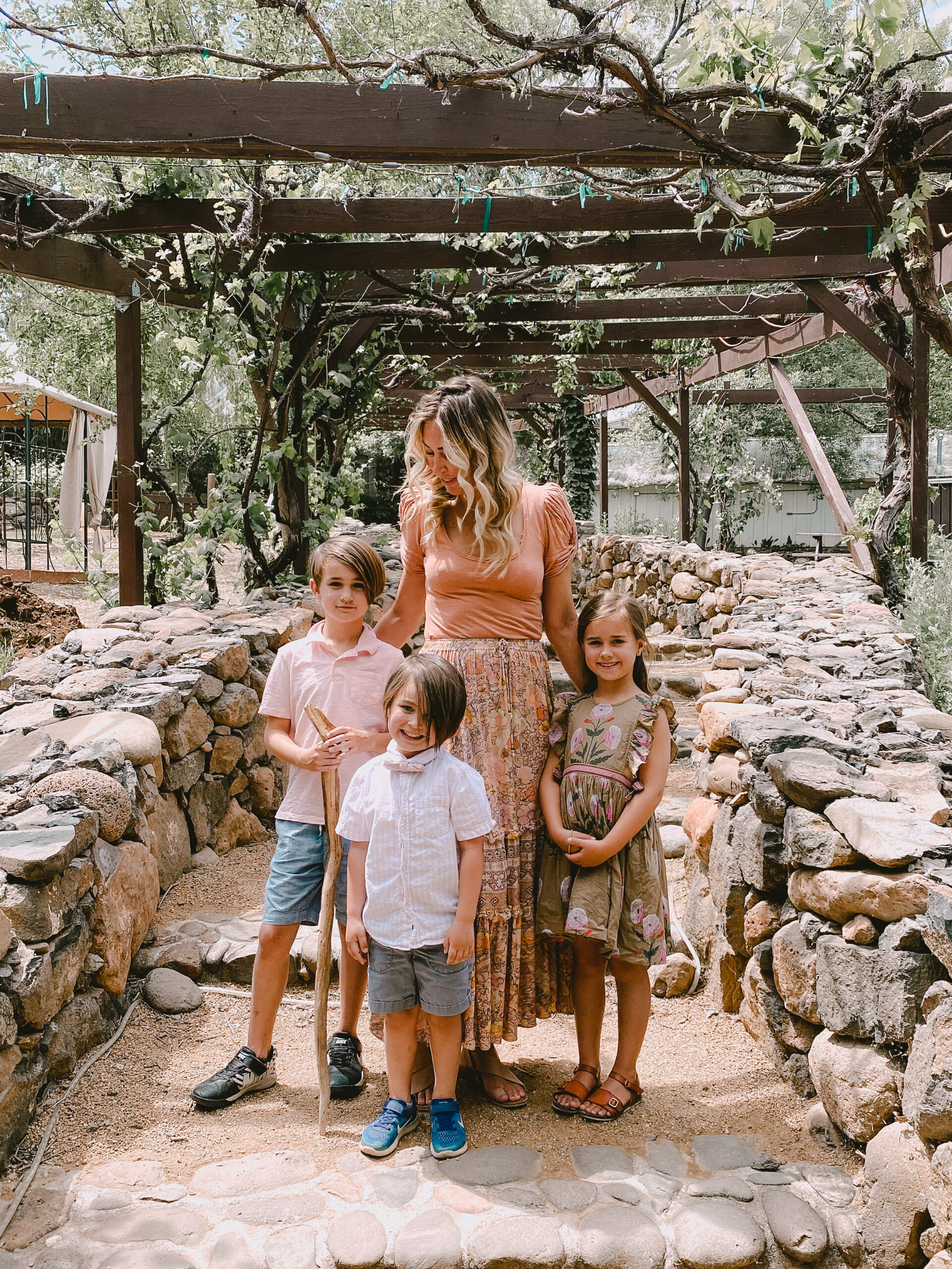 visit page springs winery for one of 6 family friendly fun things to do in arizona in the spring #thelovedesignedlife #winetasting #funwithkids #pagesprings #arizona