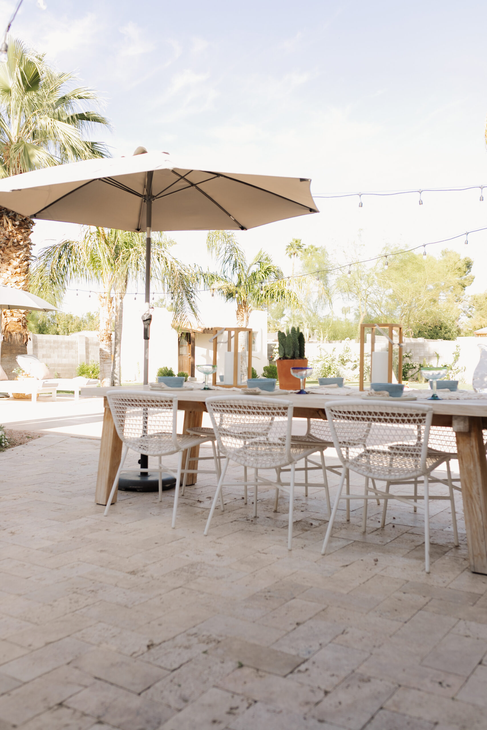 we love eating out here in the warmer months #ourarticle #outdoordining #backyardliving #salachair #teakatable