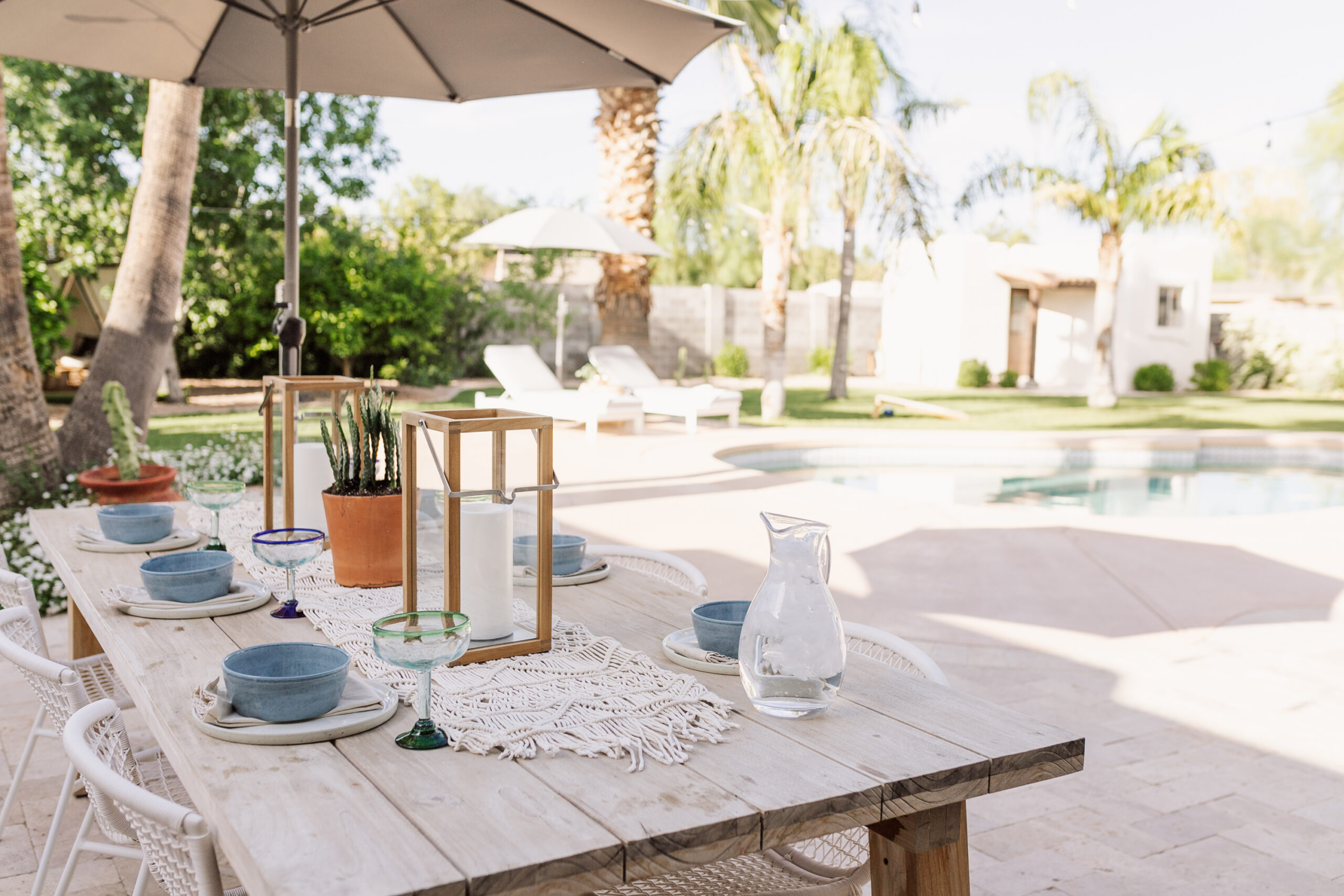 we love eating out here in the warmer months #ourarticle #outdoordining #backyardliving #salachair #teakatable