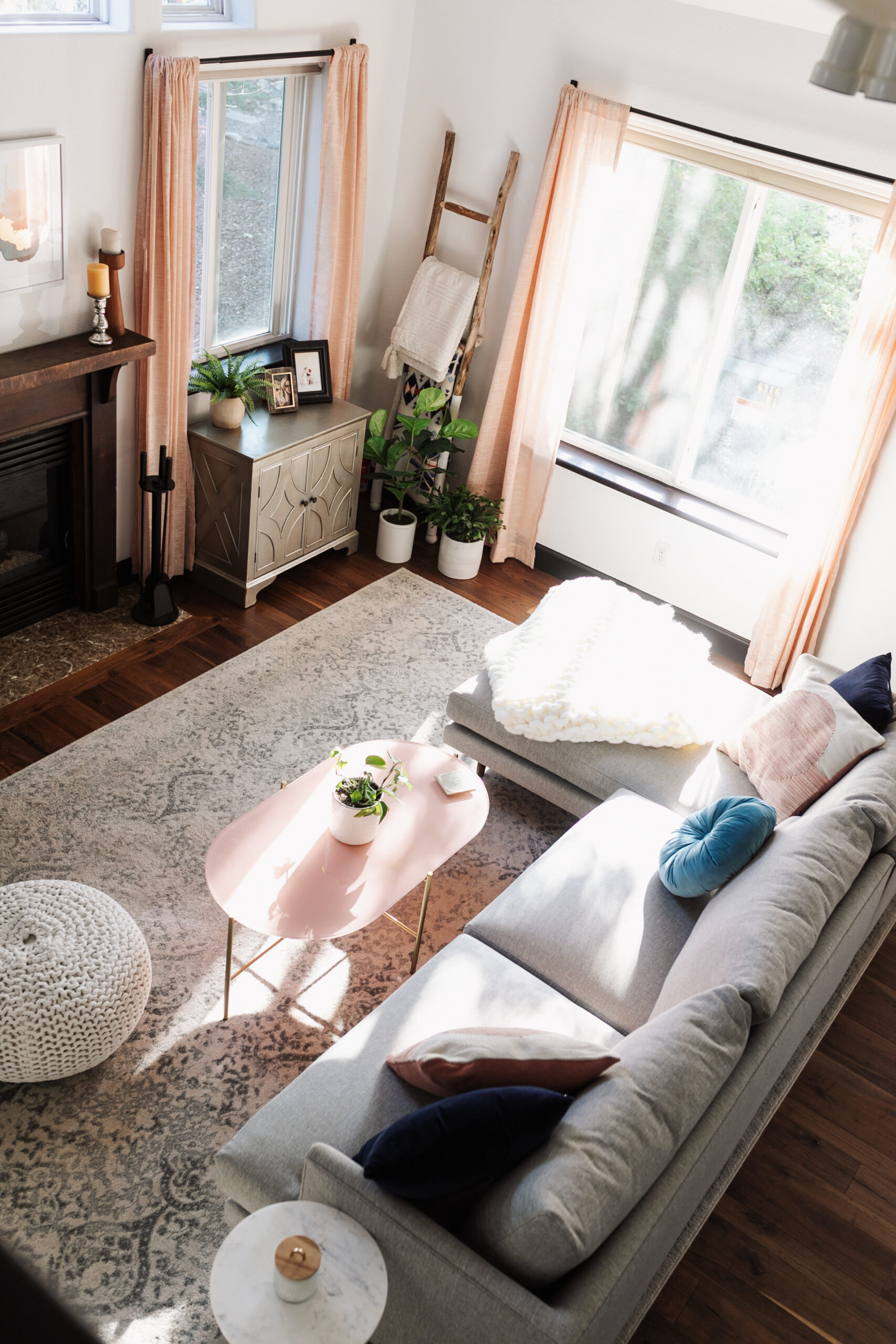 a view from above of this modern mountain living room #livingroom #moutainliving #modernmountian #midcentury #mcm