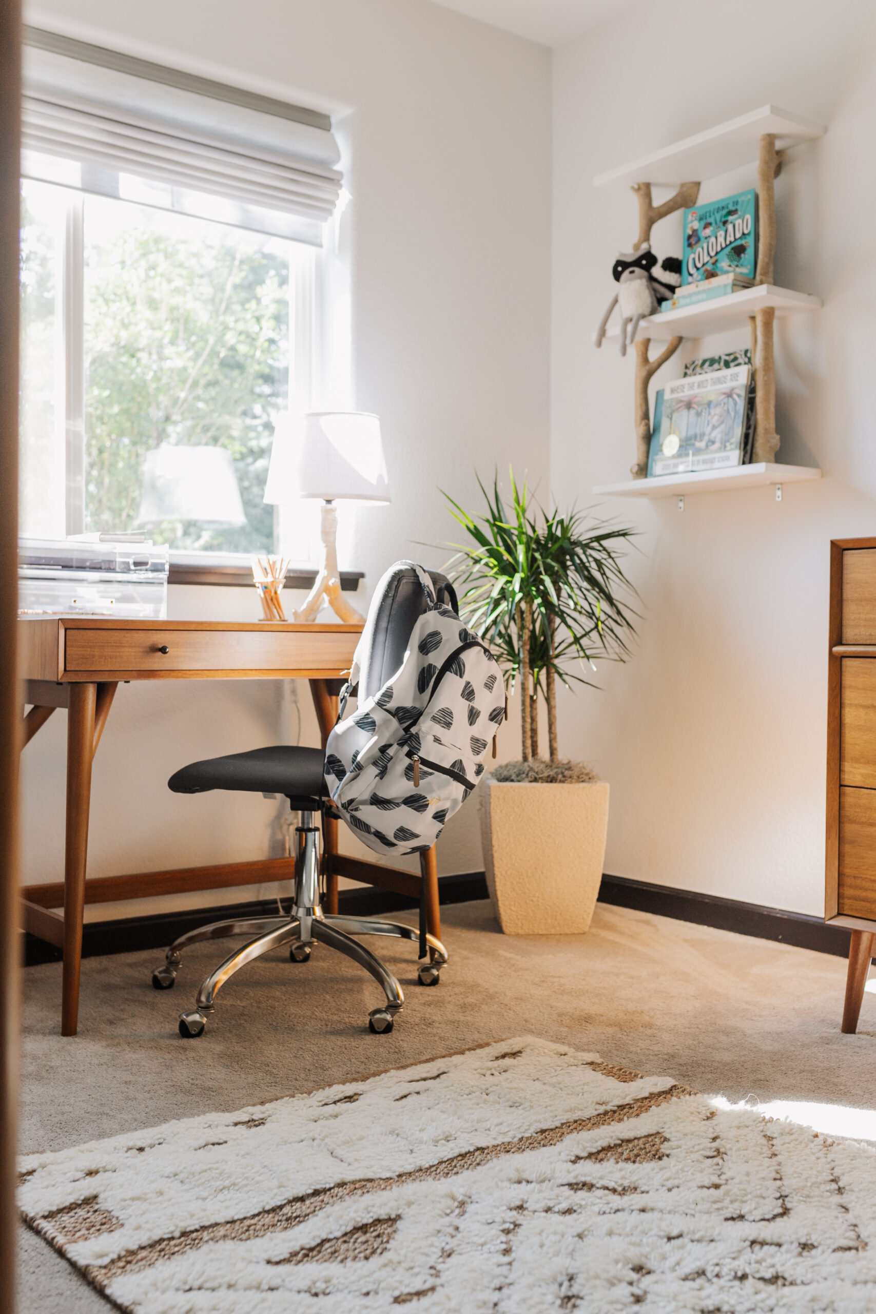 love this sweet little desk space that looks out into the garden. #modernmountain #mcm #kidsroom #lovemypbk #westelm