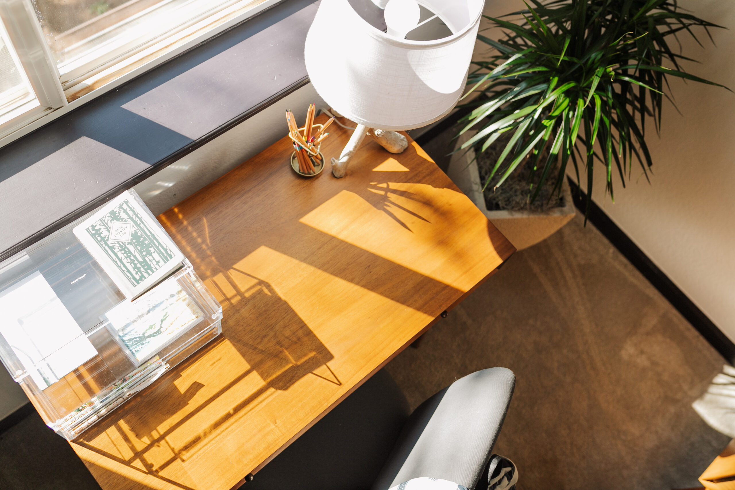 the way the light pours in on this gorgeous mid-century modern desk is just divine! #mcmdesk #kidsdesk #kidsroom #bunkroom #thelovedesignedlife