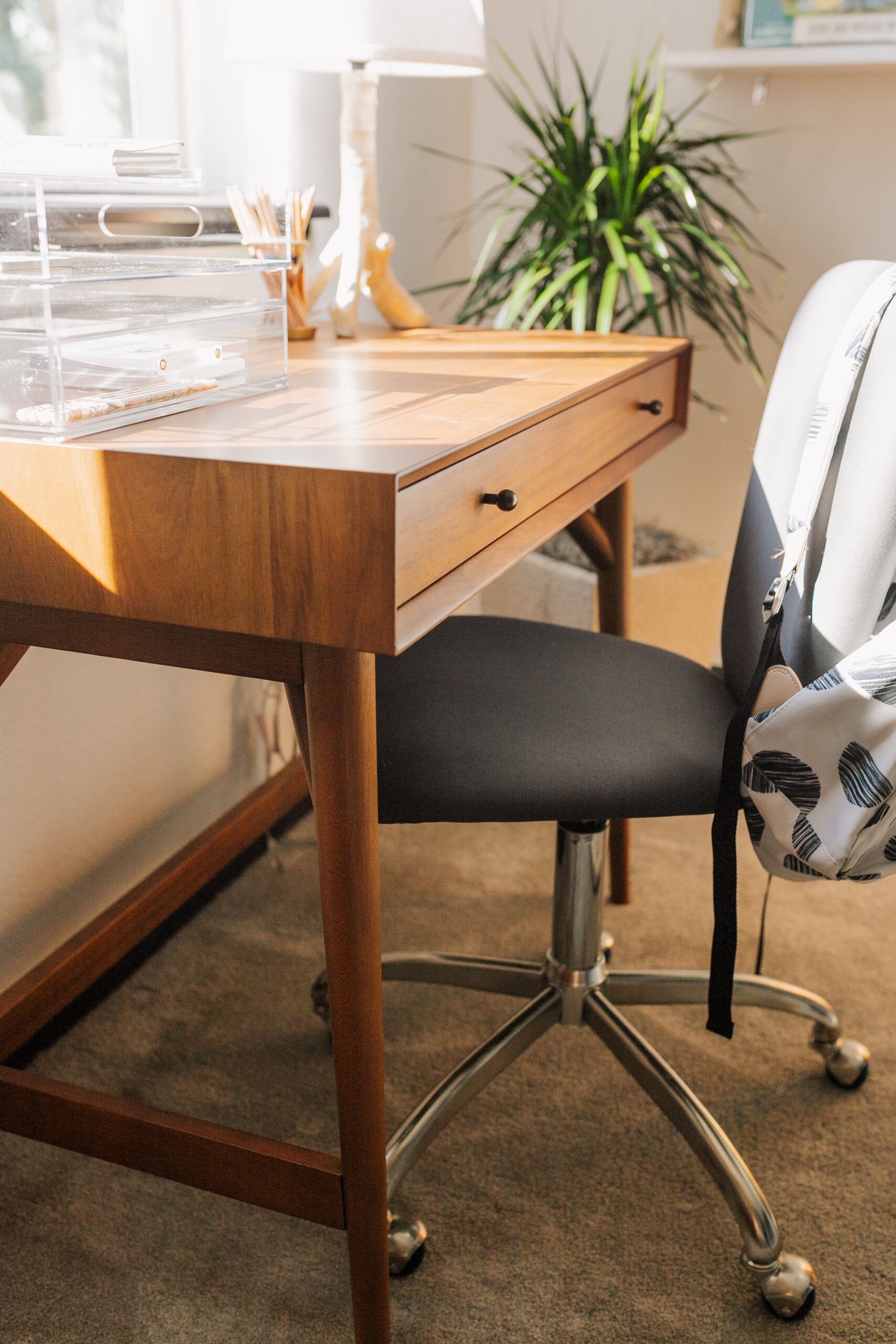 love the beautiful details of this mid-century modern desk #thelovedesignedlie #mcm #kidsdesk #homeworkstation