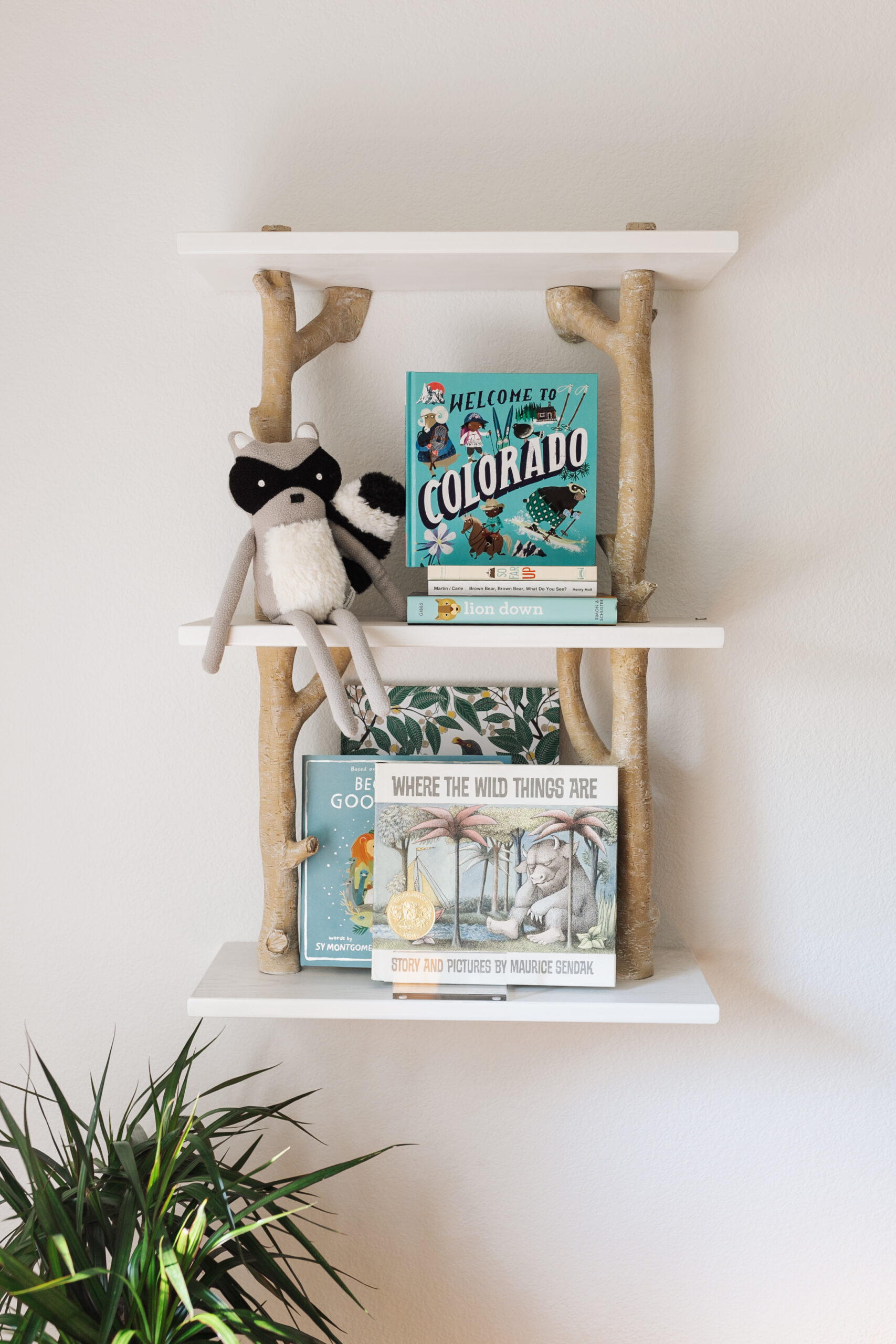 this sweet shelf for books and colorado touches #modernmountainhome #bunkroom #kidsroom #theldlhome