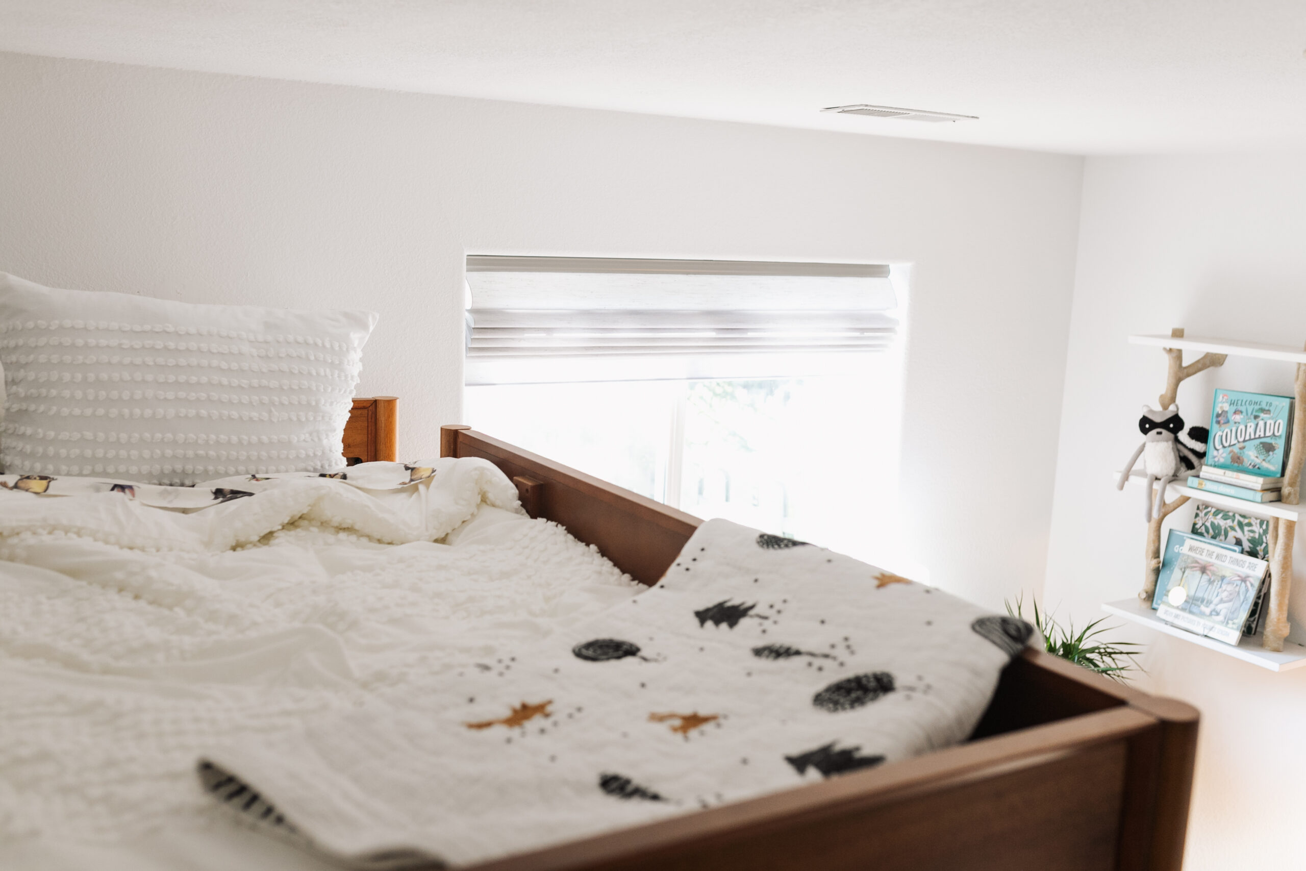 this crisp white bedding is not only gorgeous, but also safe and organic for tiny guests to sleep in. #modernmountainhome #organicbedding #sleepsafe 