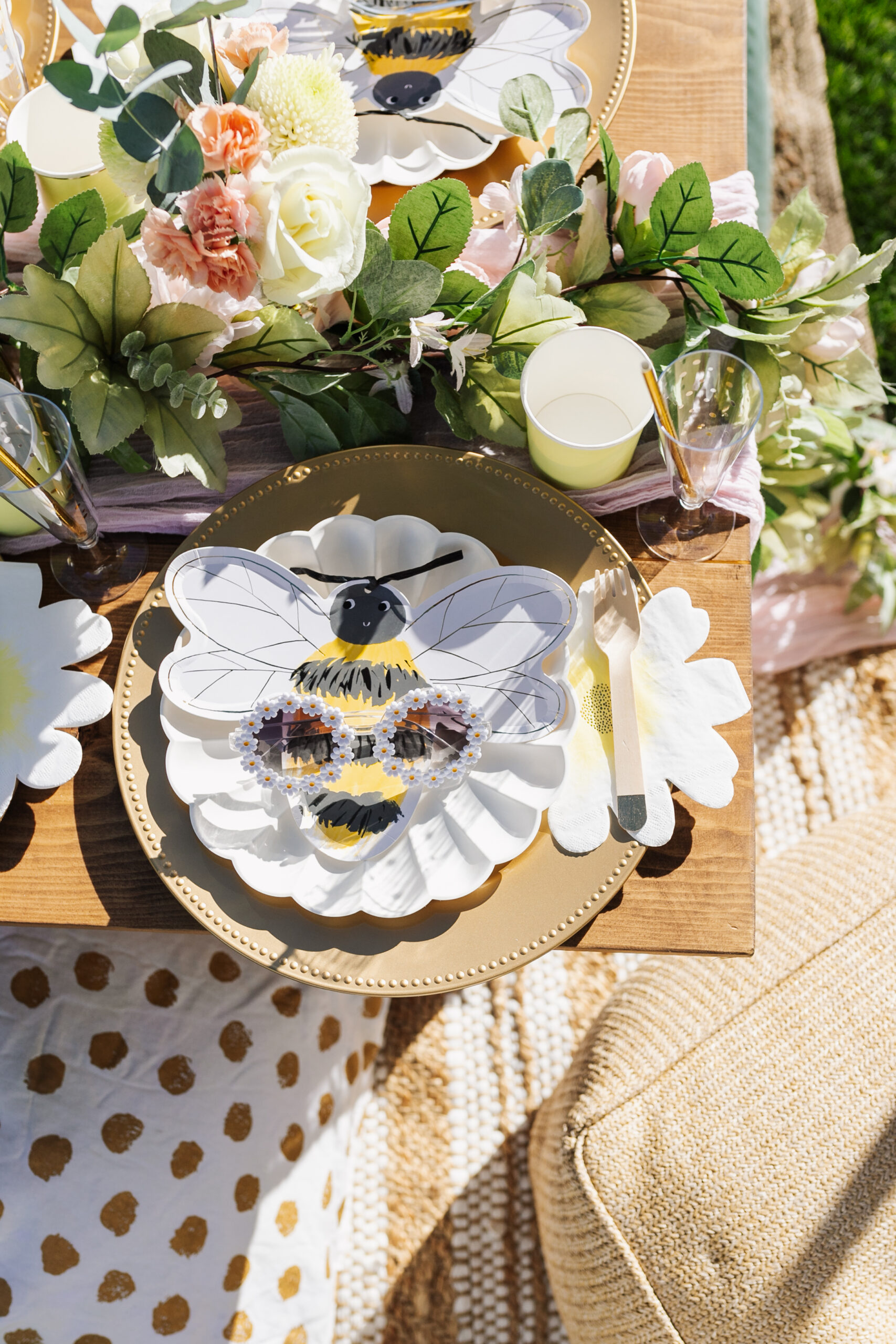the most darling tablescape for this honeybee spa birthday party #thelovedesignedlife #theldlparties #kidsparties 