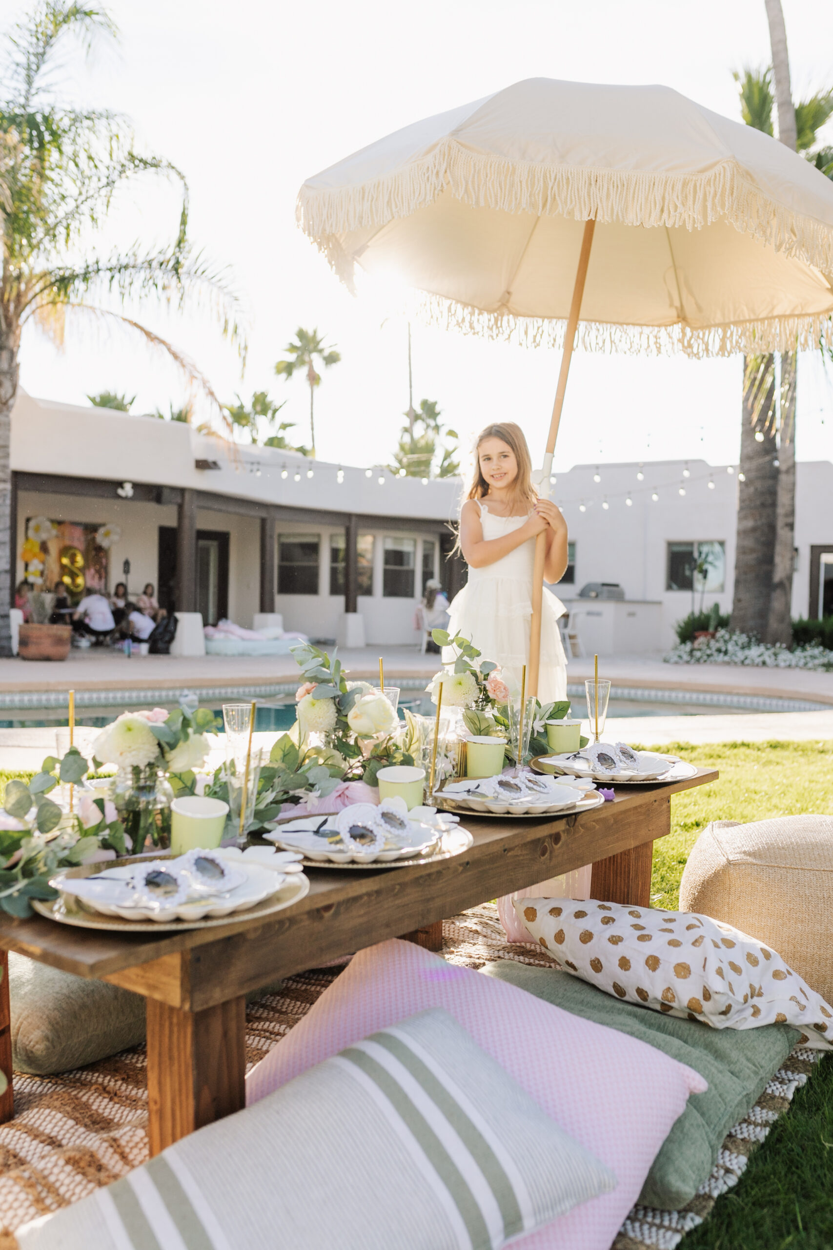 a honey bee themed spa party, complete with this dreamy tablescape #honeybee #girlsbirthdayparty #spaparty #sparty