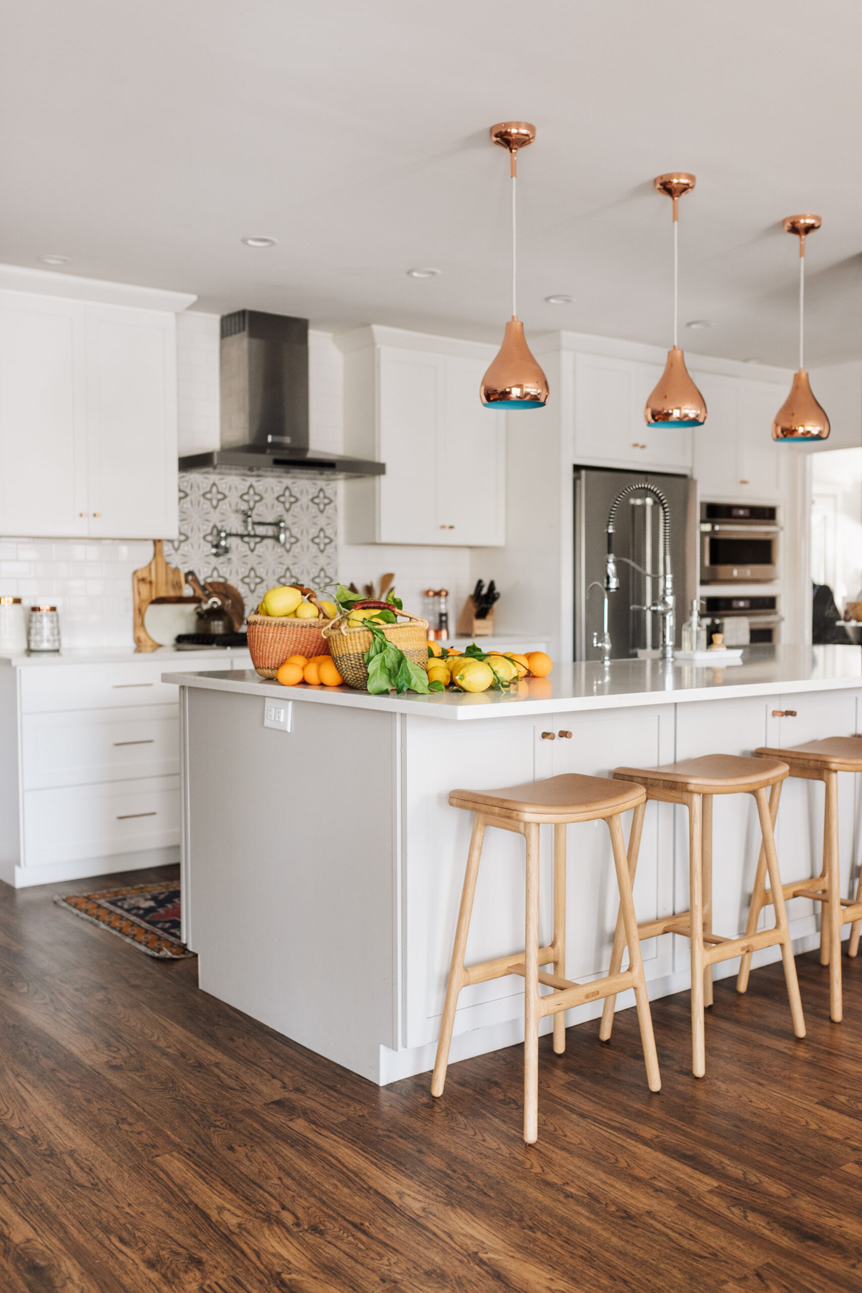 kitchen refresh with modern stools and fresh citrus #theldlhome #modernkitchen #whitekitchen #kitcheninspo