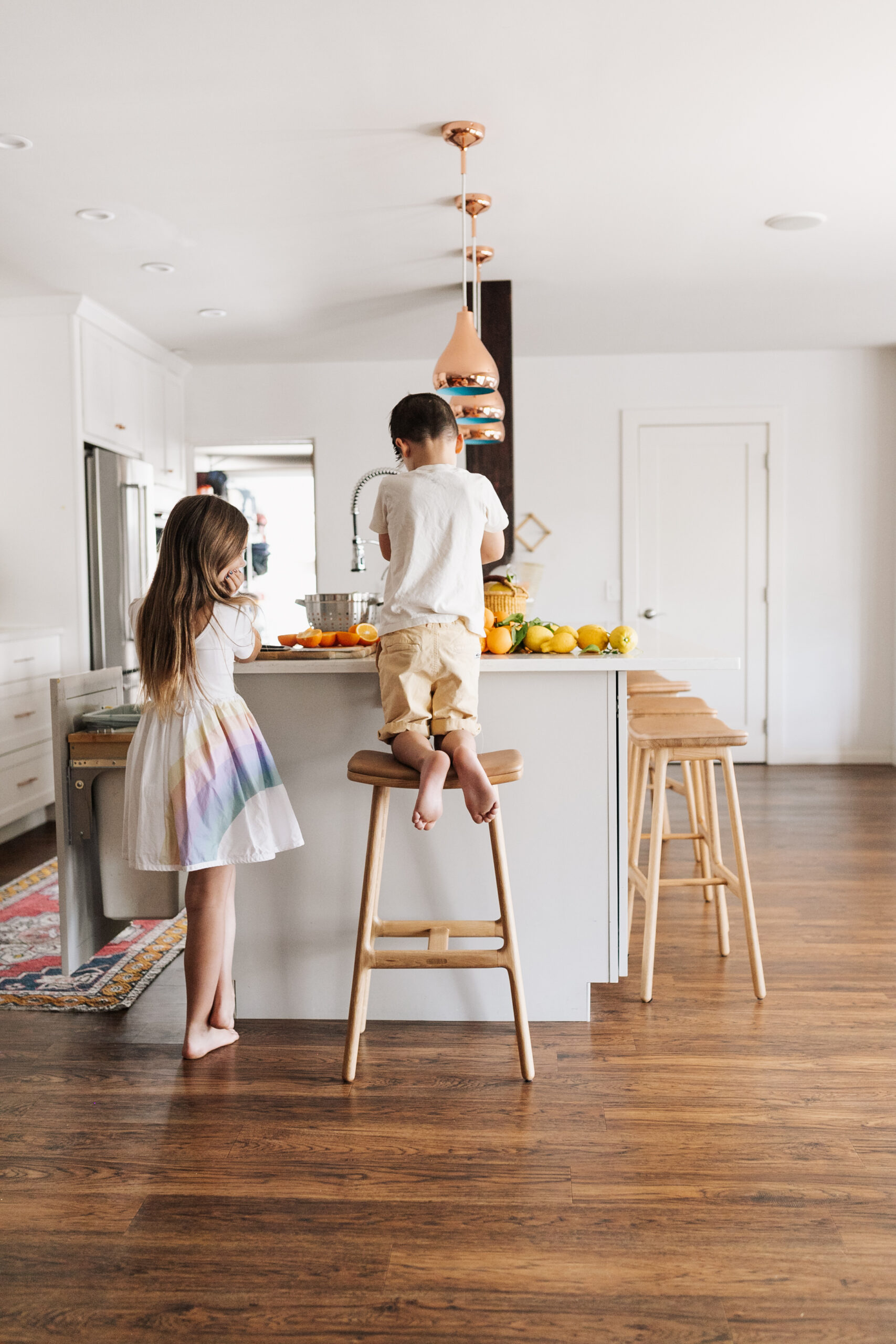 making fresh juice in the kitchen with my babes #theldlhome #modernkitchen #scandinavianstyle #whitekitchen