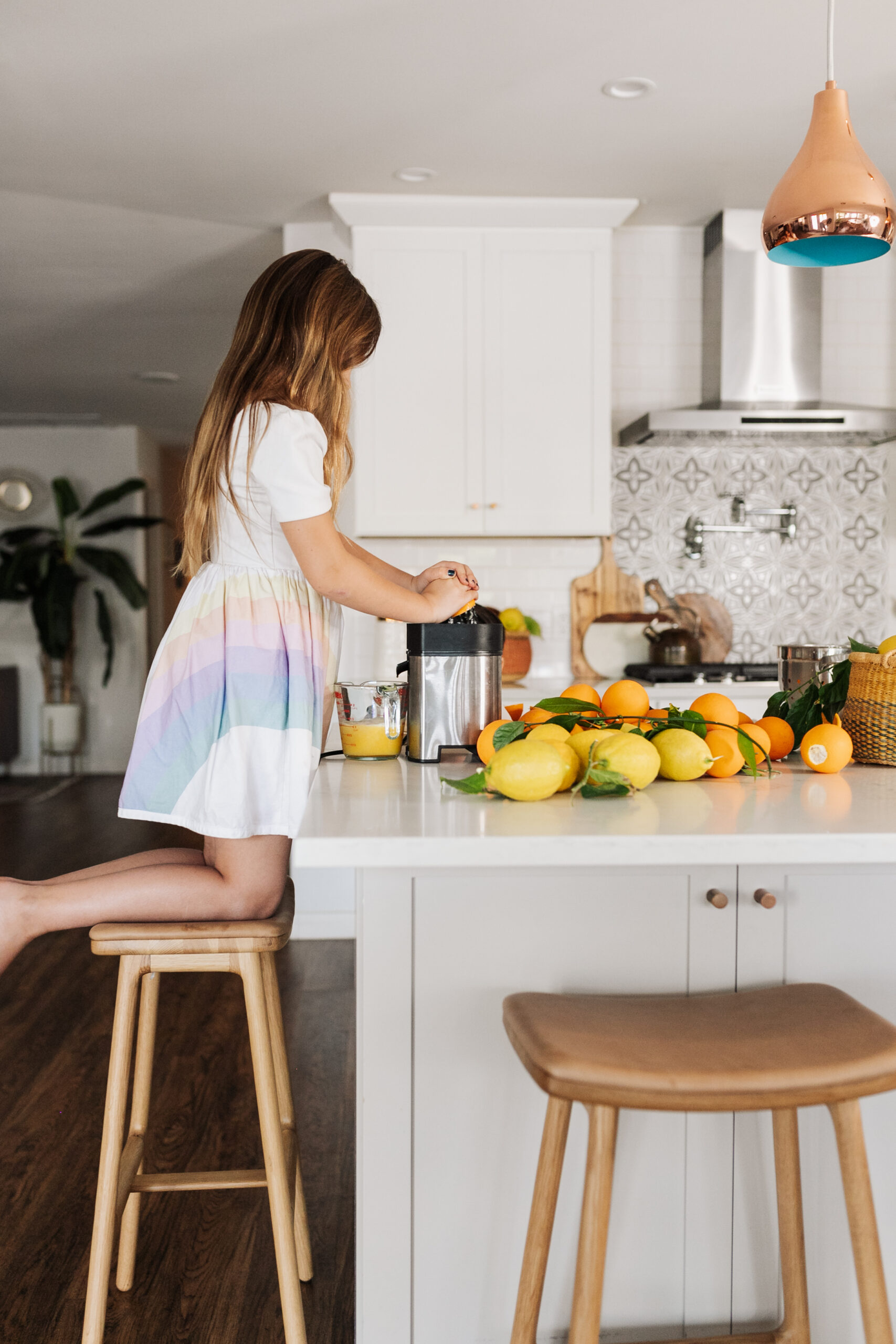 my cutie kitchen helper making fresh oj in the kitchen #theldlhome #kitcchenisland #kitchenstooks