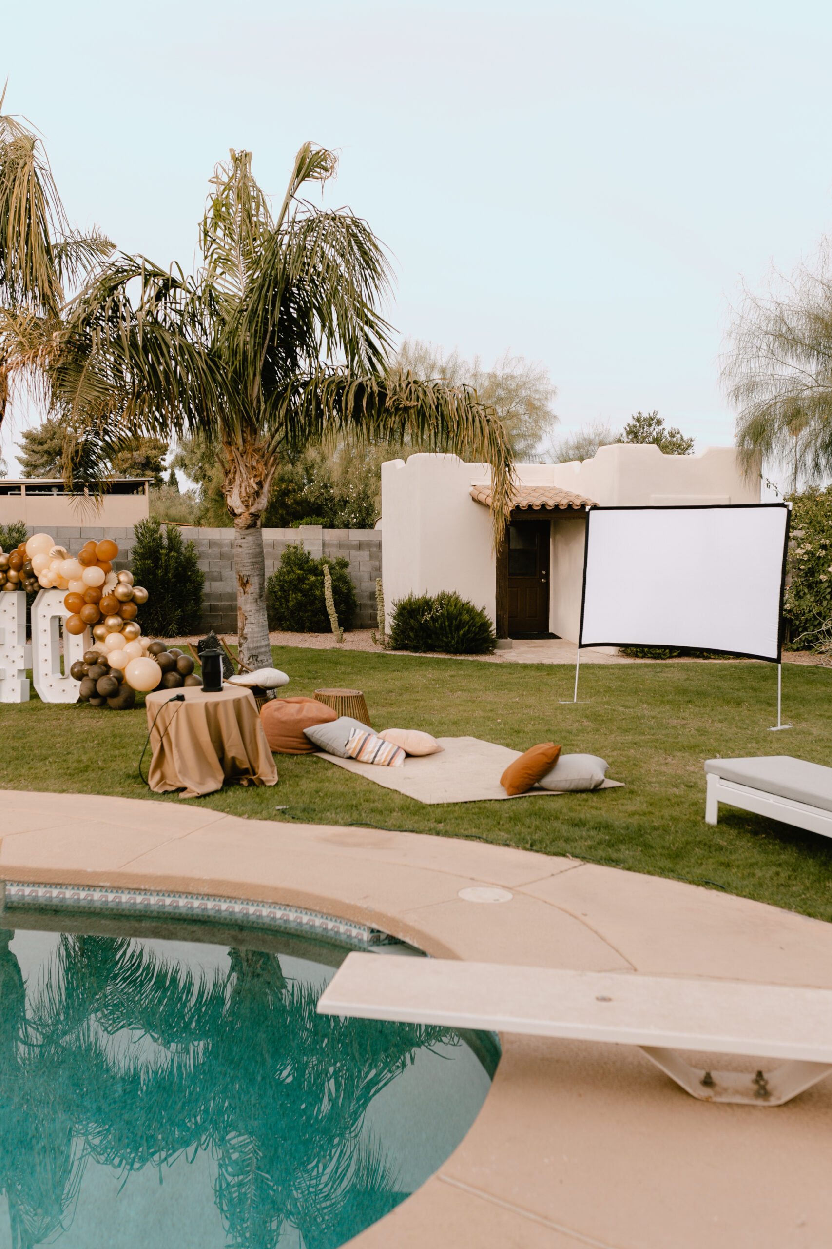 projector screen set up for the final video reveal at this surprise 40th birthday party #backyardparty #surprise40th 