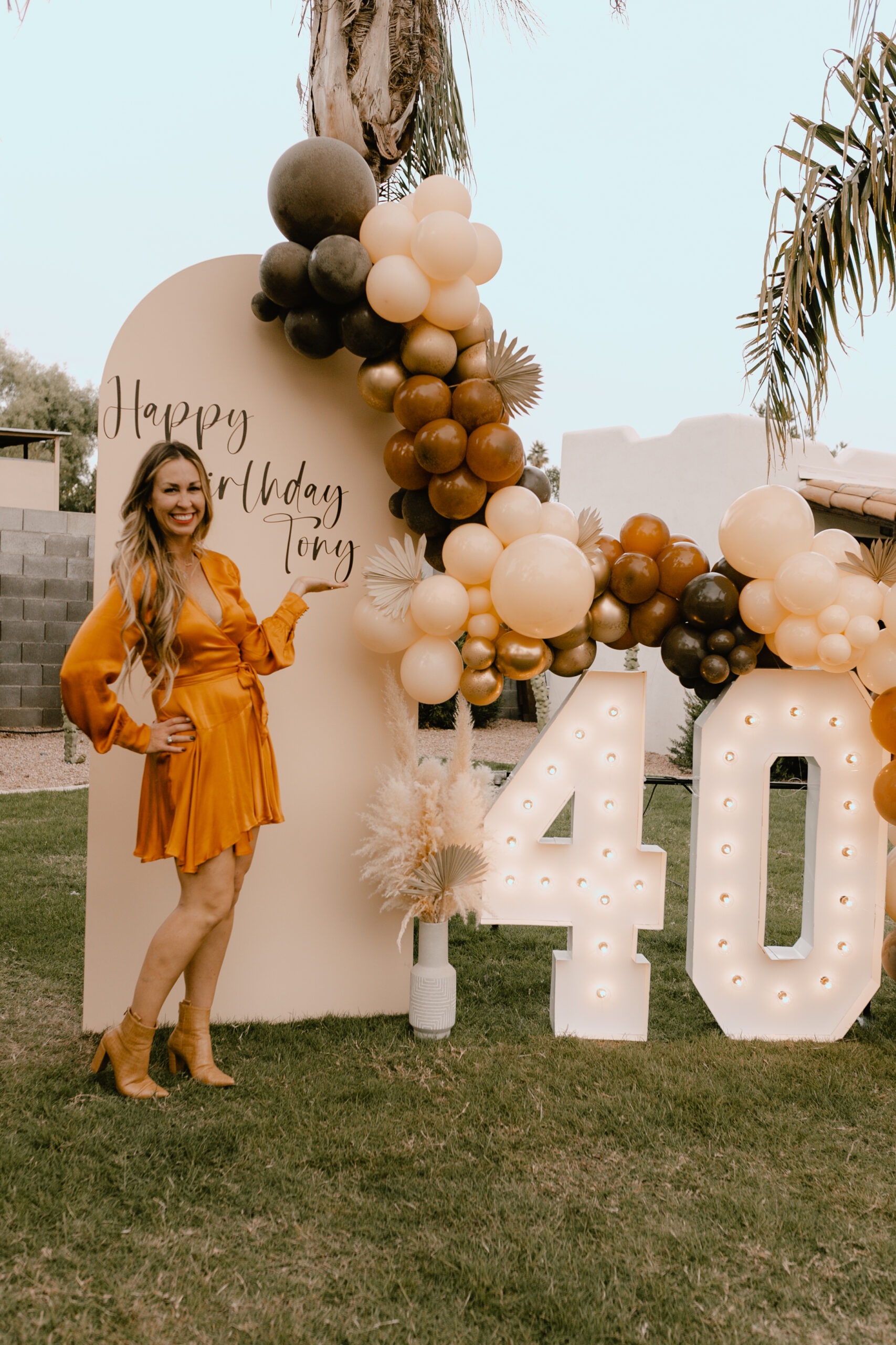 the photo backdrop for my husband's surprise 40th birthday party! #balloongarland #diyballoons #guysbirthdayparty