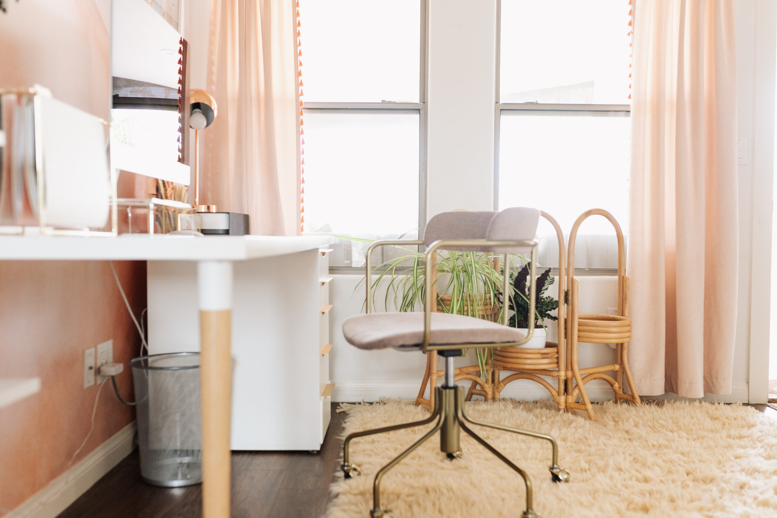 some simple feminine details from this home office reveal #theldlhome #femininedetails #homeoffice 