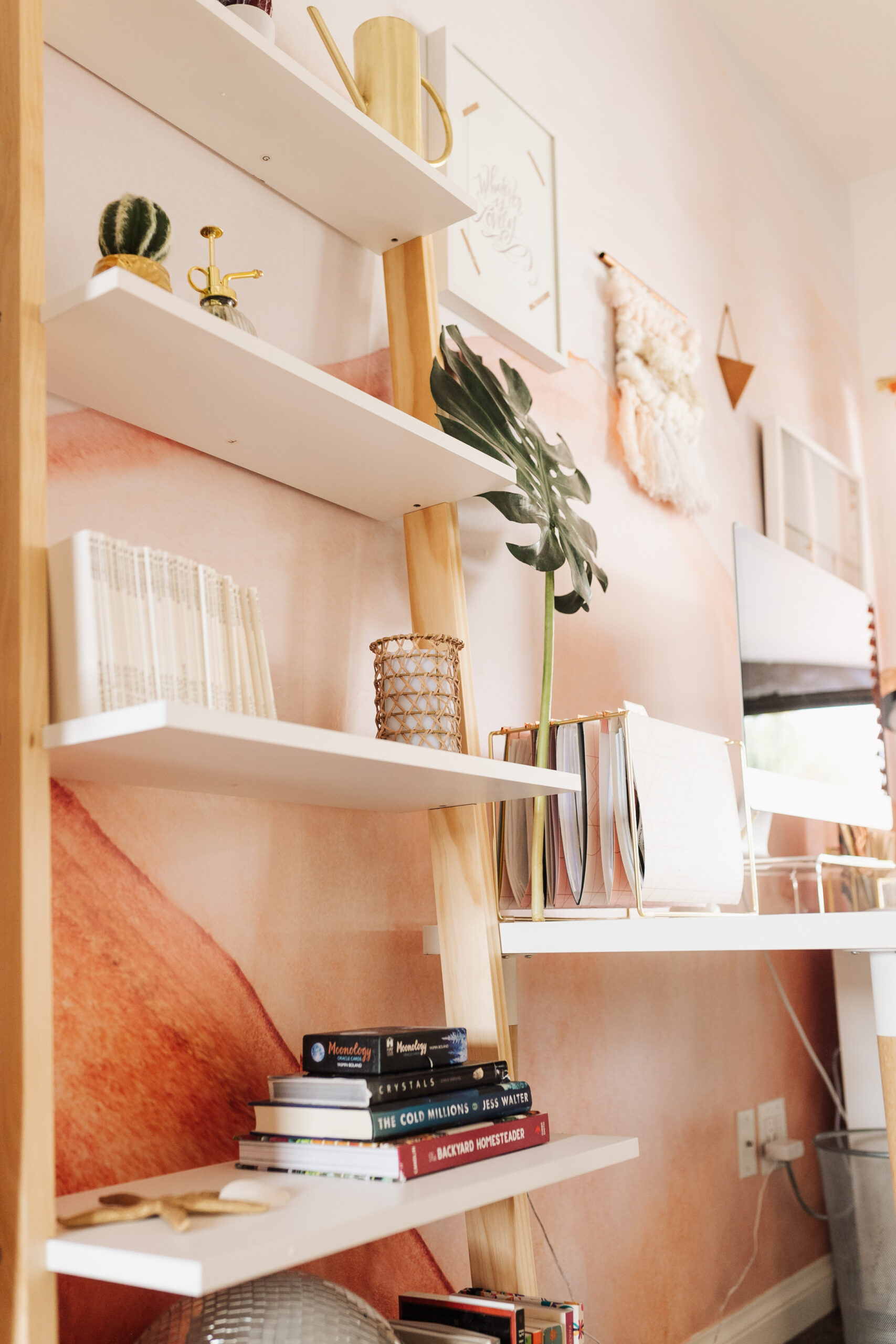 simple leaning shelf feminine office update #thelovedesigneldife #leaningshelf #homeoffice