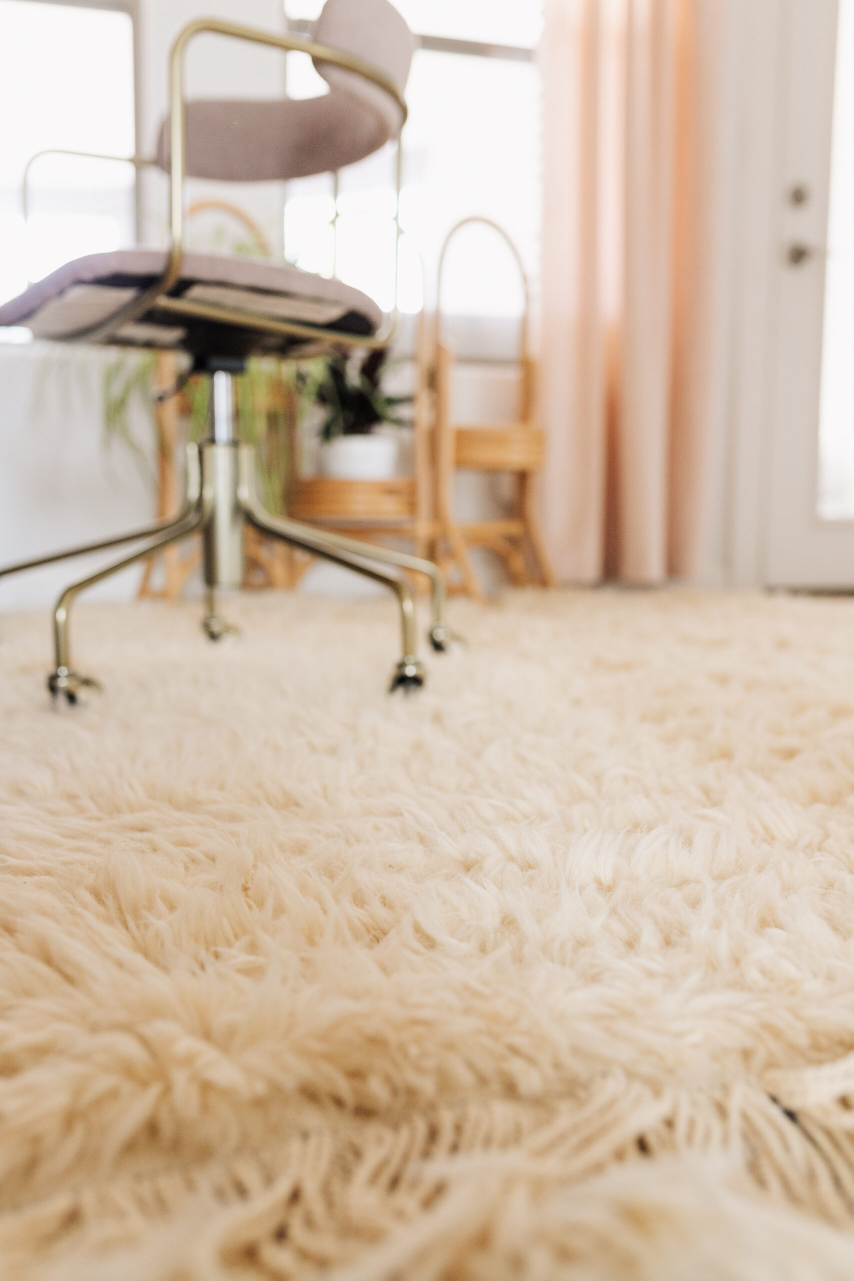 the high pile on this vintage cream shag rug is just heavenly #theldlhome #vintagerug