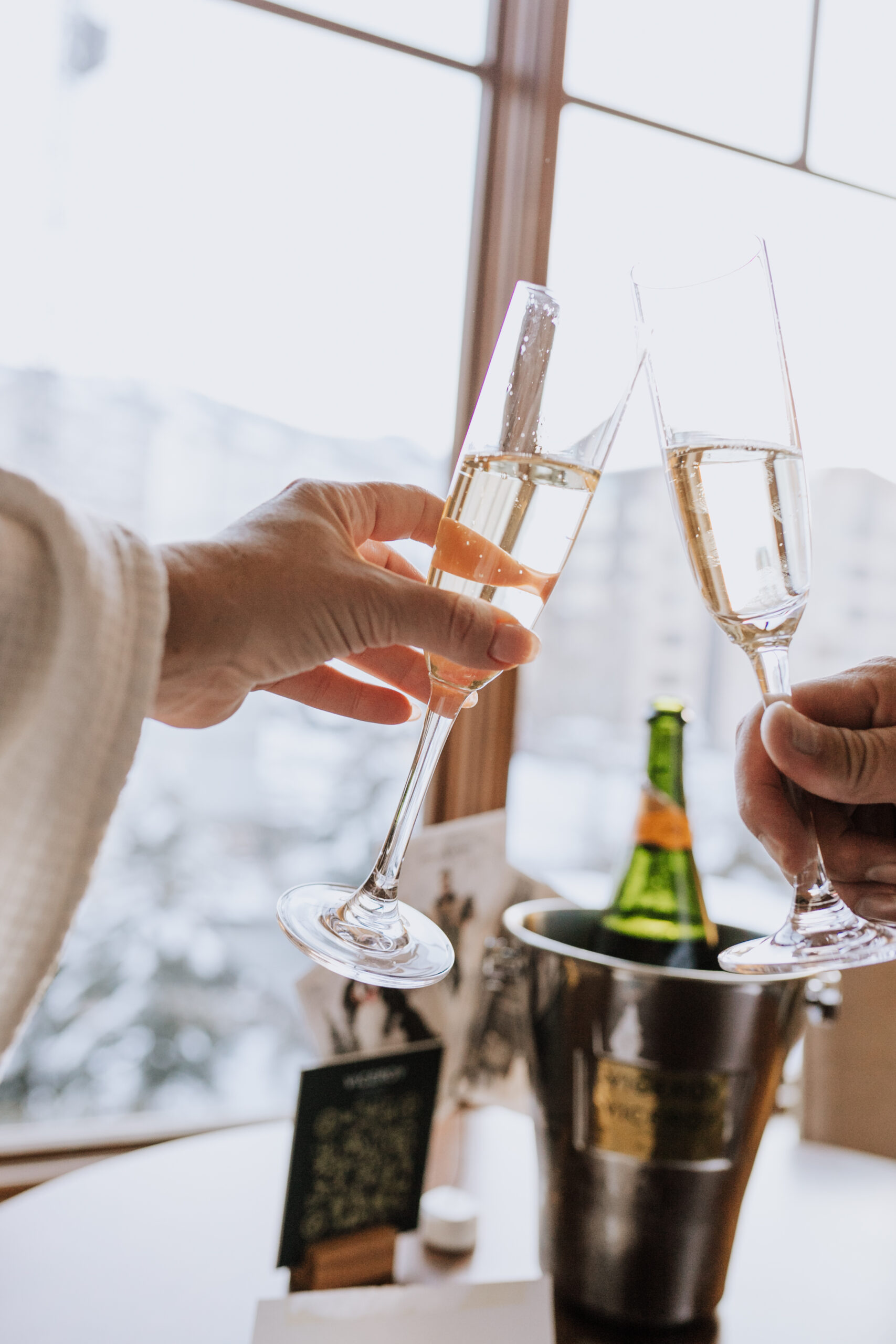 champagne after a long day of skiing is my love language. just one of 5 reasons snowmass is it for your next family ski trip #viceroysnowmass #luxurytravel
