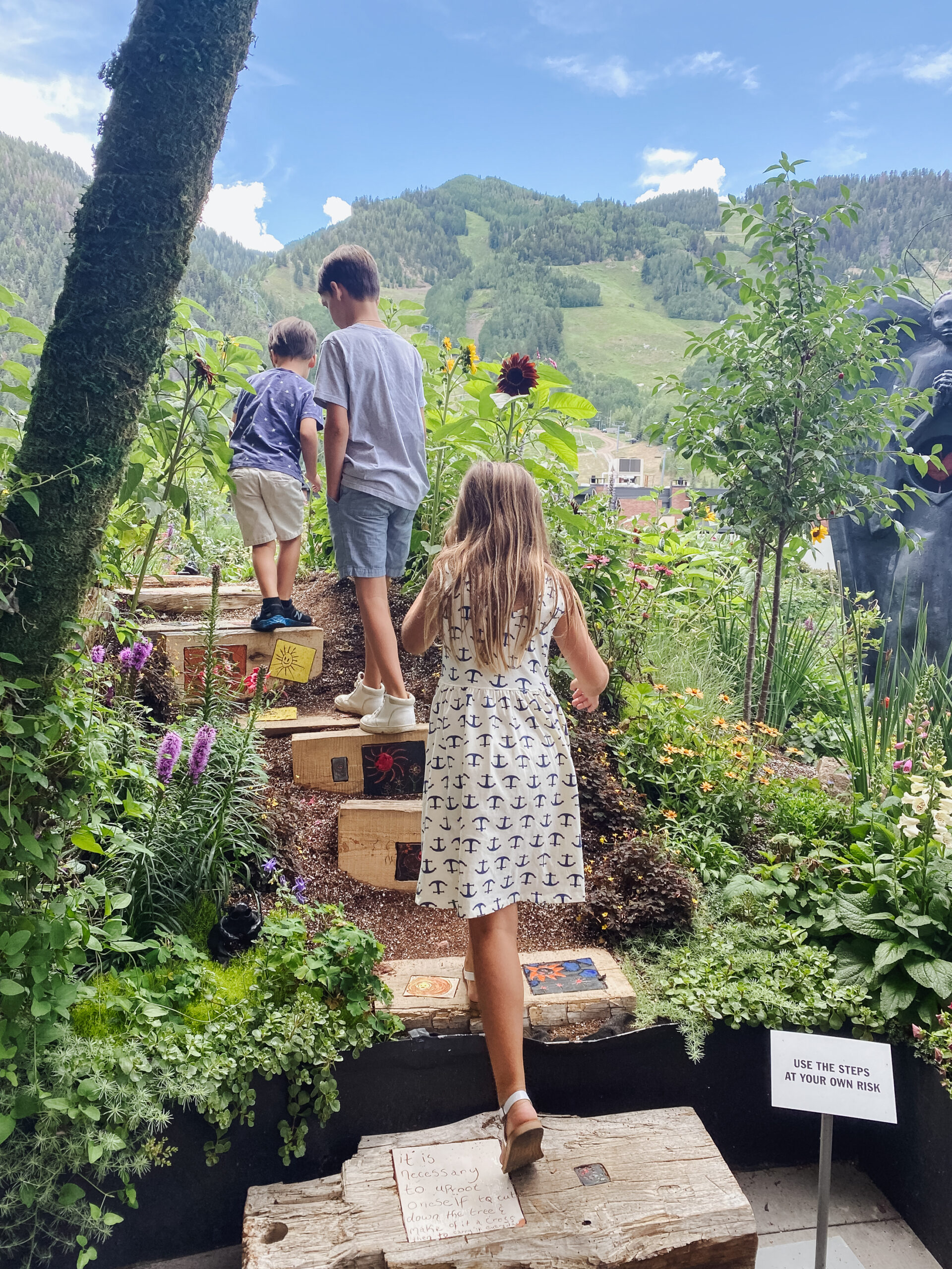 views from the top of the Aspen Art Museum of Aspen Mountain. You can grab lunch here too! #aspenartmuseum #thingstodoinaspen #travelwithkids