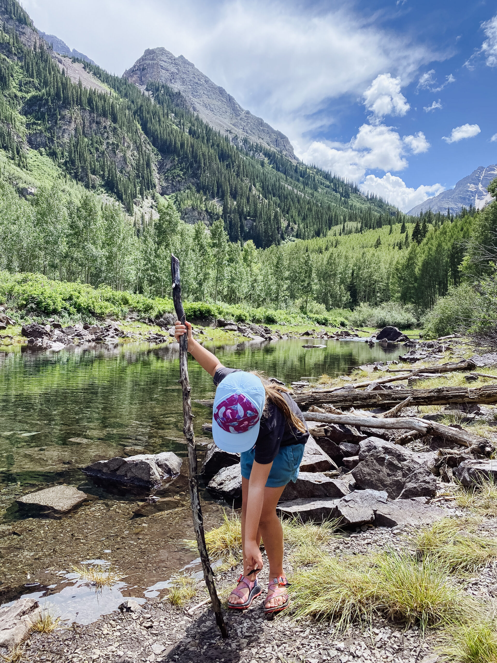 exploring maroon bells on a short hike - very kid friendly and gorgeous scenery! #theldltravels #travelwithkids