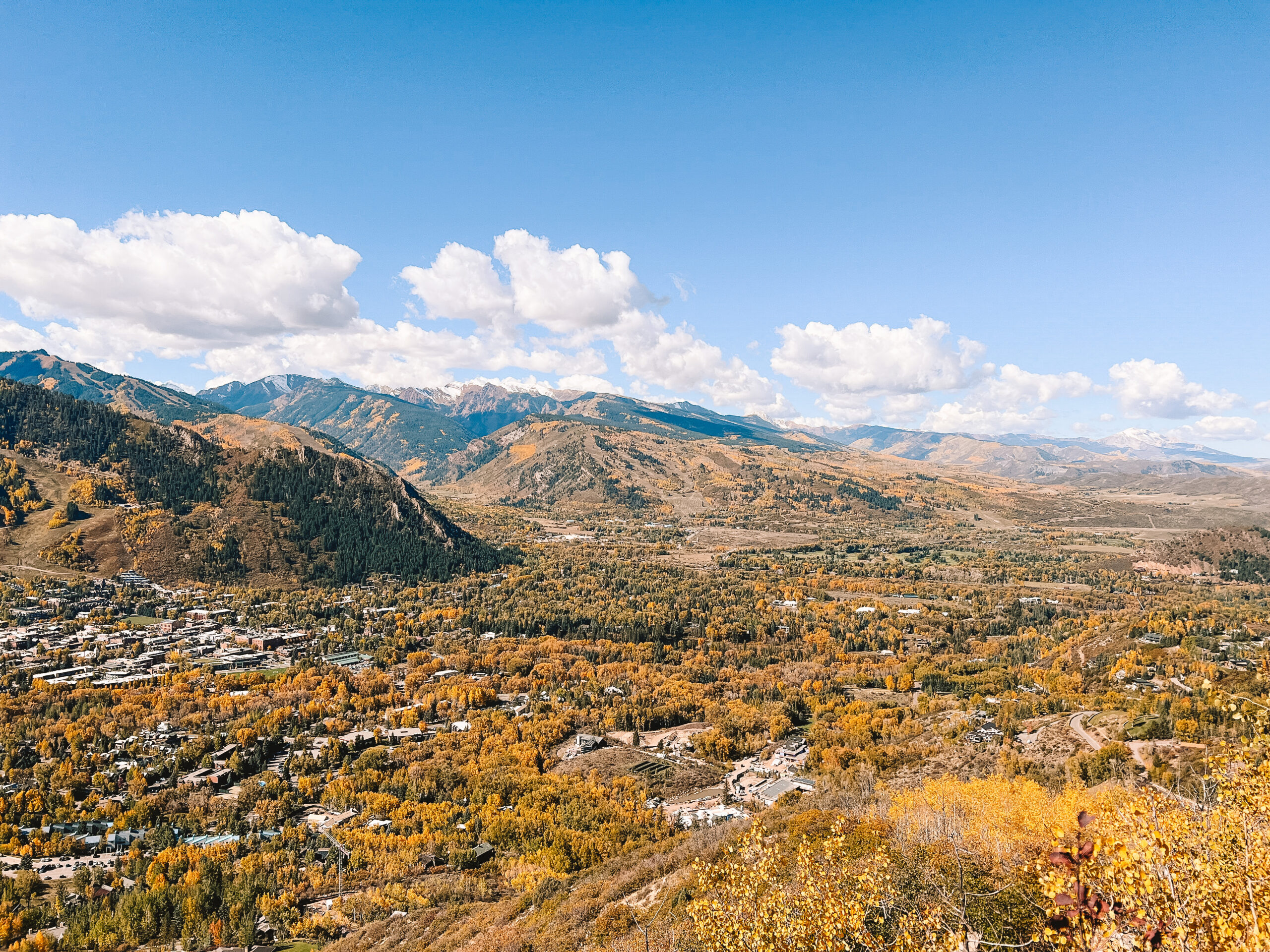 View from the observation deck on Smuggler mountain of the cute town of Aspen, below. #thingstodoinaspen #aspenhikes
