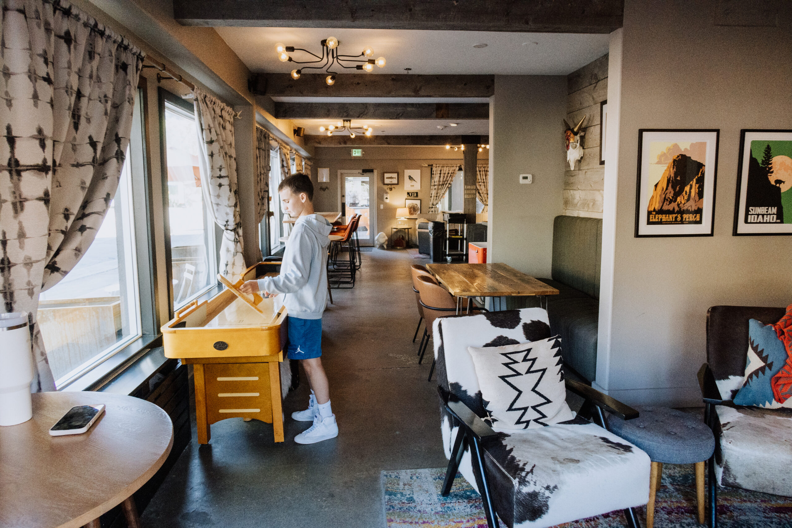 the hangout, which offers free (really good) breakfast daily was one of our favorite ammenities at the hotel ketchum #familytravel #sunvalley 